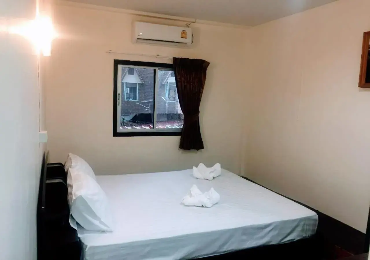 Deluxe Double Room in Golden Bee PhiPhi Deluxe Double Room in Golden Bee PhiPhi