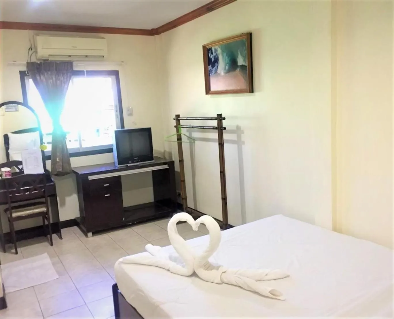 Communal lounge/ TV room, Bed in Golden Bee PhiPhi