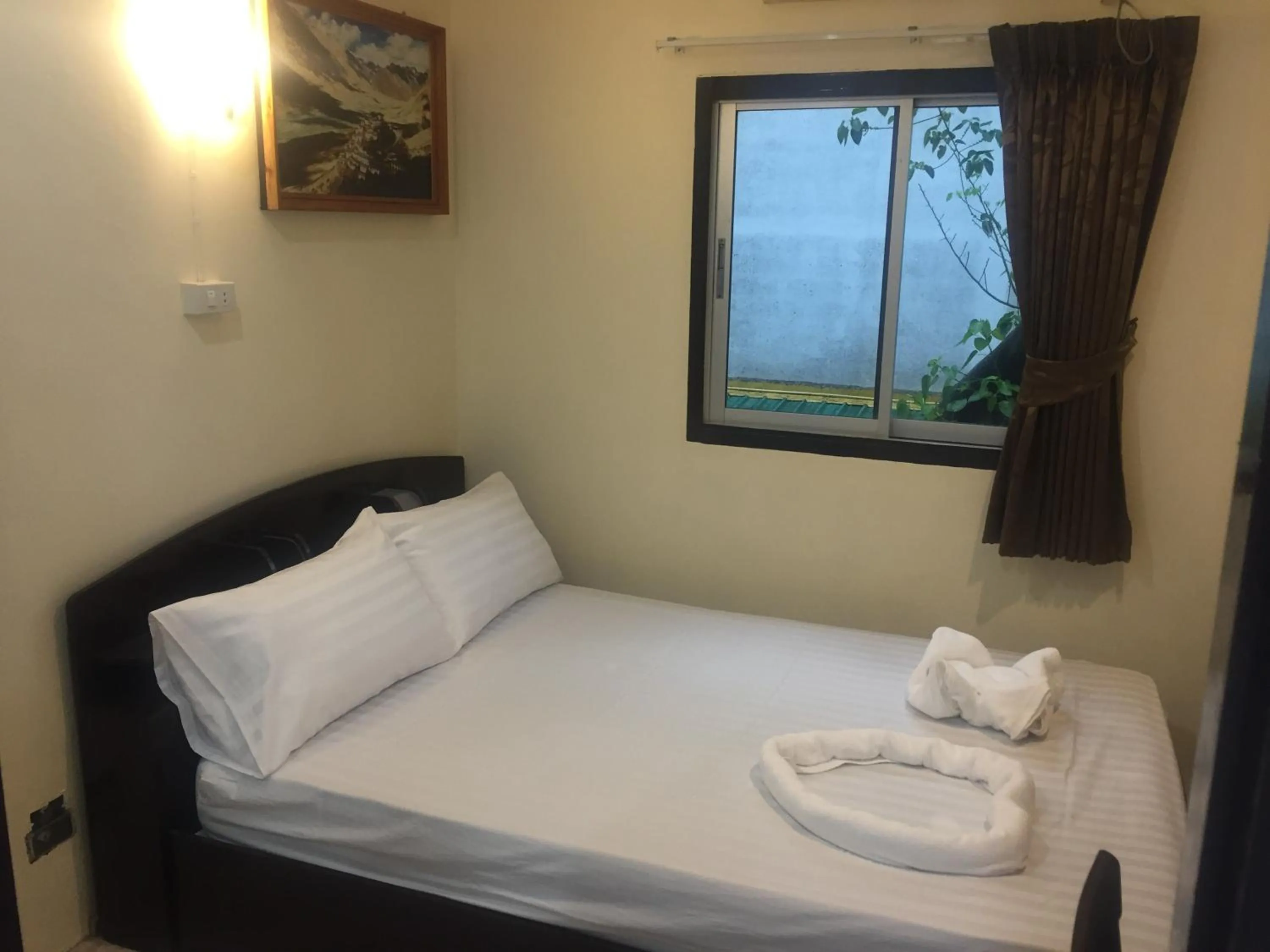 Bedroom, Bed in Golden Bee PhiPhi