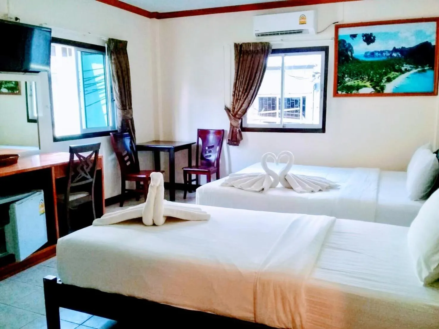 Photo of the whole room, Bed in Golden Bee PhiPhi