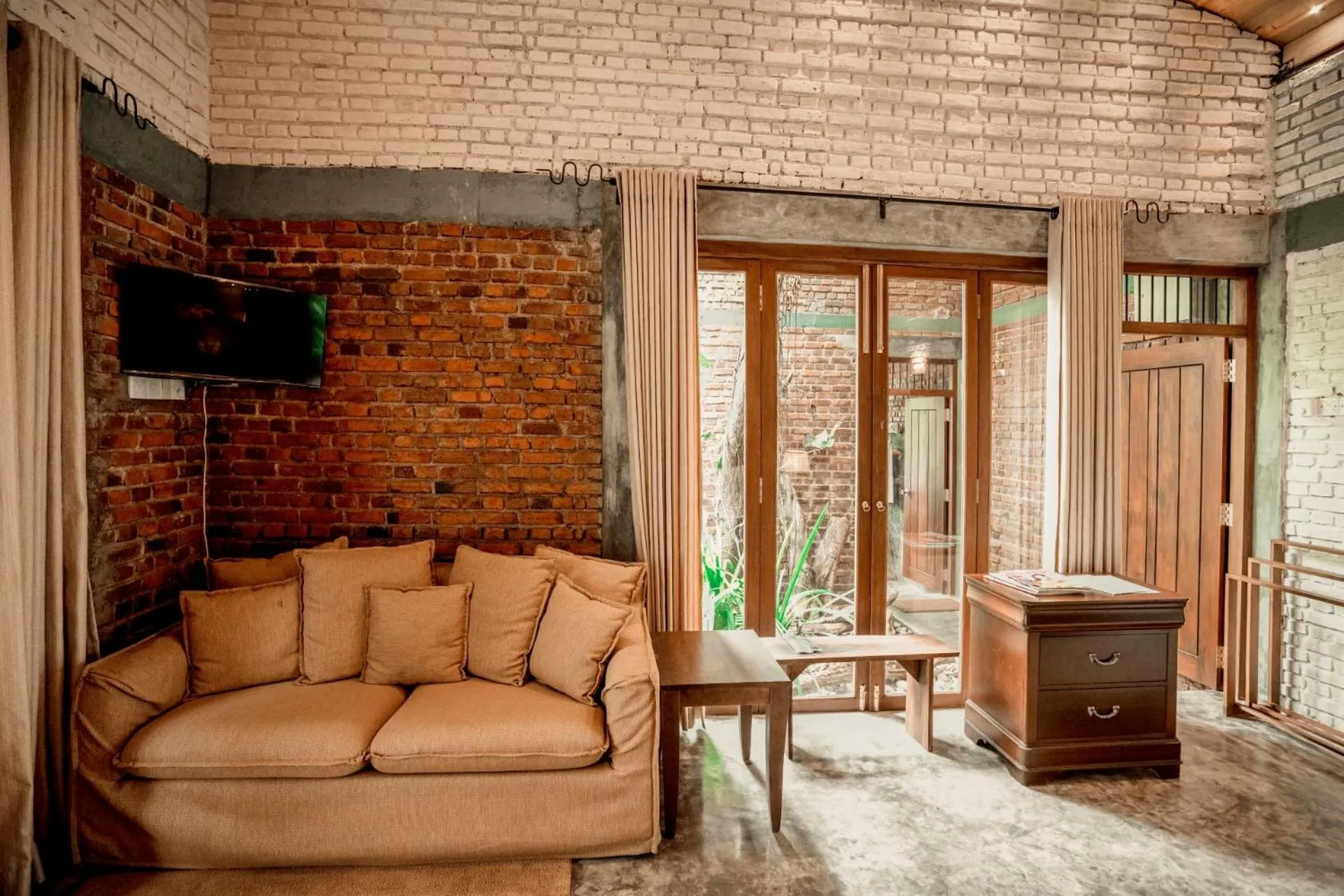 TV and multimedia in Arsulana Eco Lodge & Spa