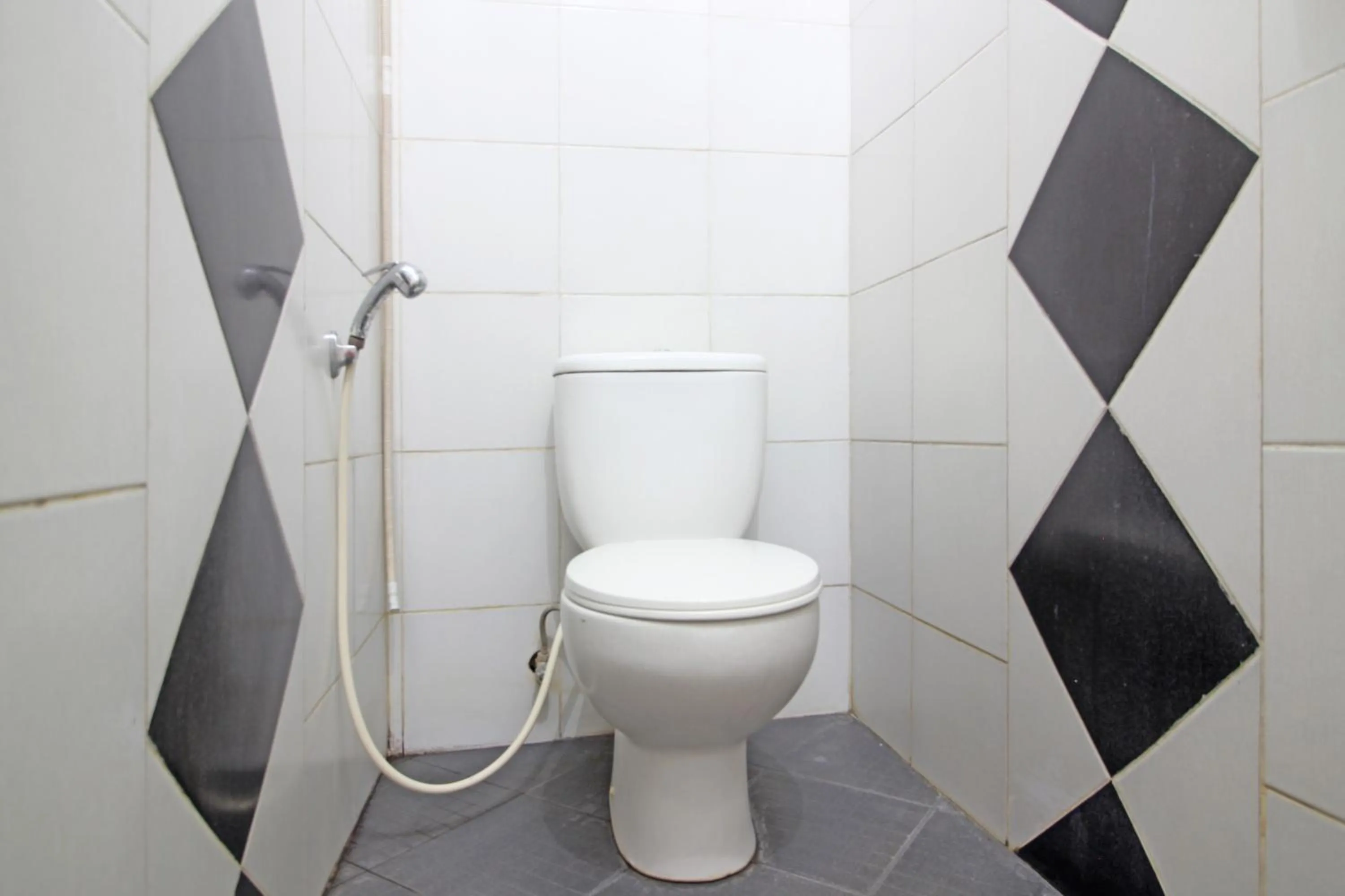 Toilet in RedDoorz near Terminal Condong Catur