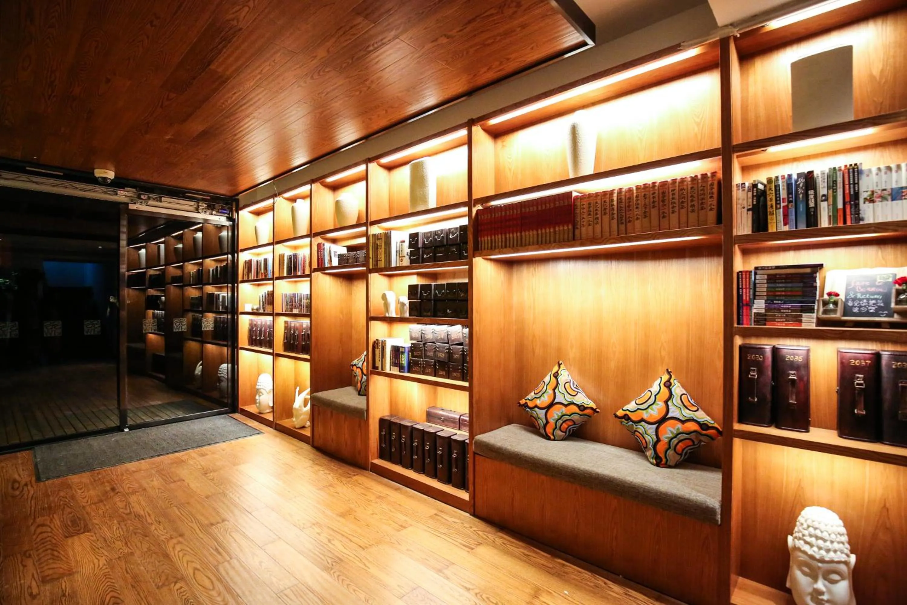 Library in SSAW Boutique Hotel Shanghai Yilin