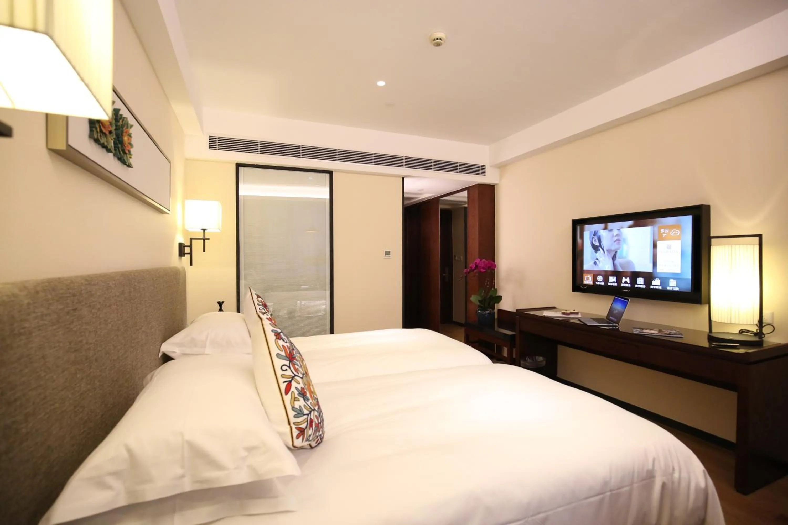 Photo of the whole room, Bed in SSAW Boutique Hotel Shanghai Yilin