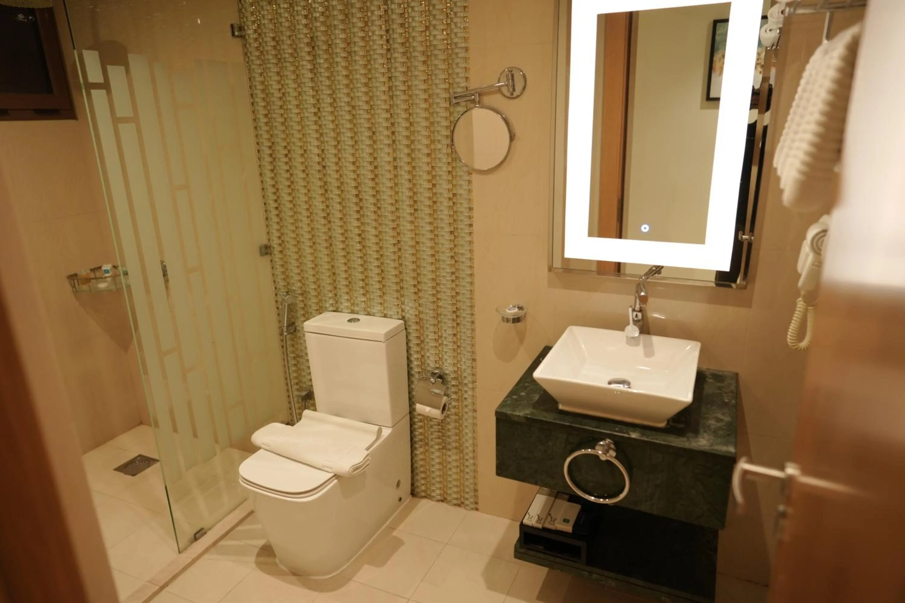 Toilet in Meshal Hotel