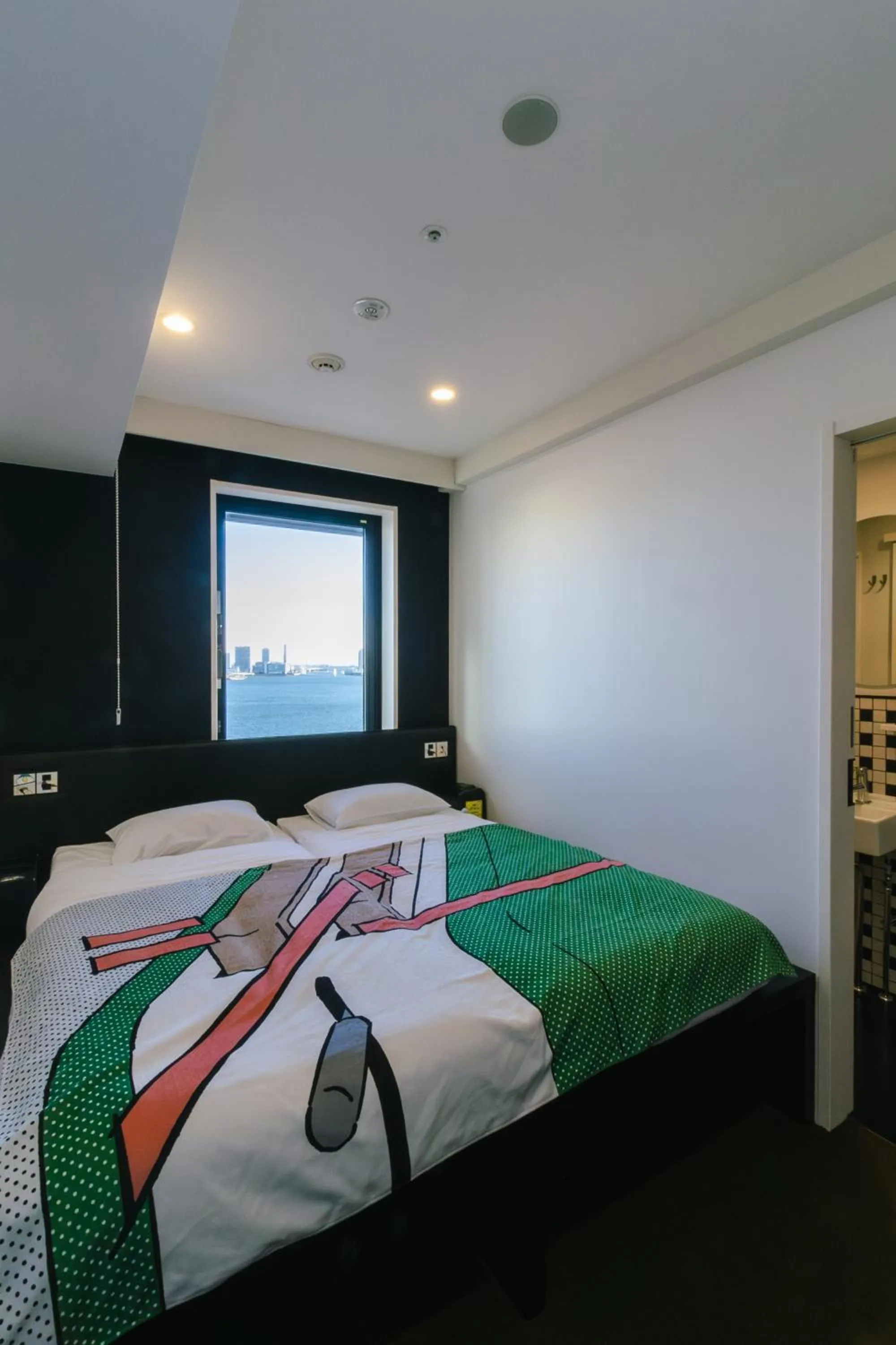 View (from property/room), Bed in HOTEL TAVINOS Hamamatsucho