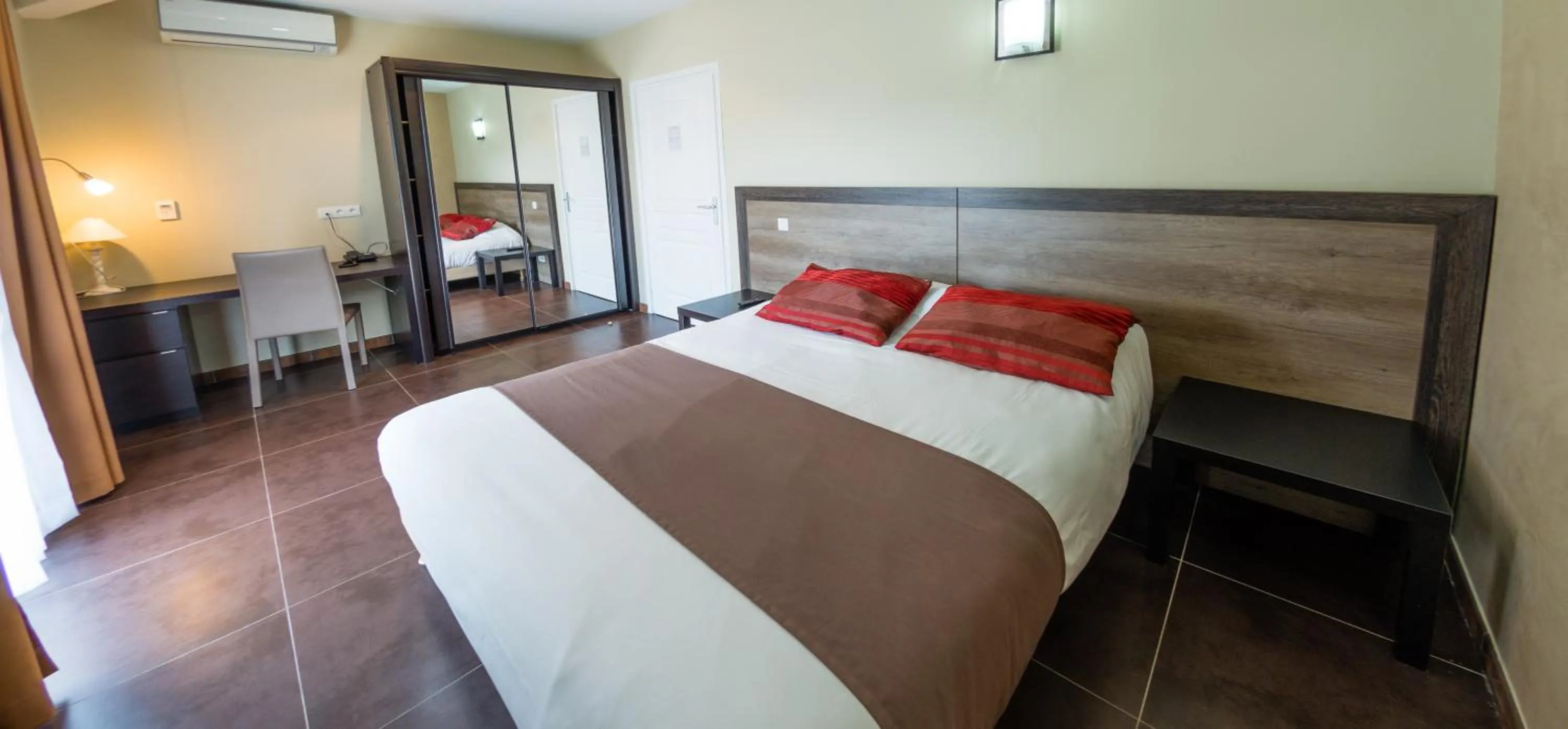 Photo of the whole room, Bed in Allotel