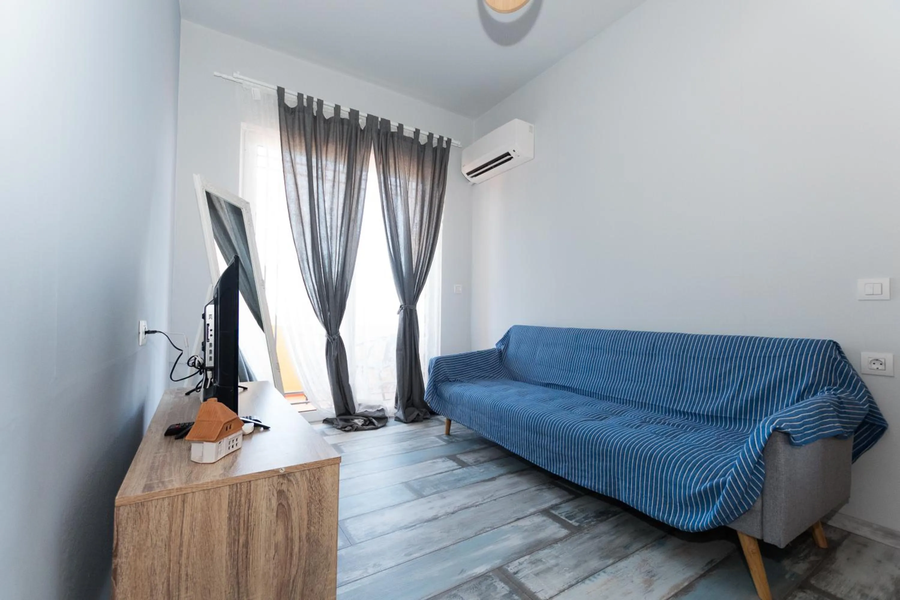 Communal lounge/ TV room in Fantasy Hotel