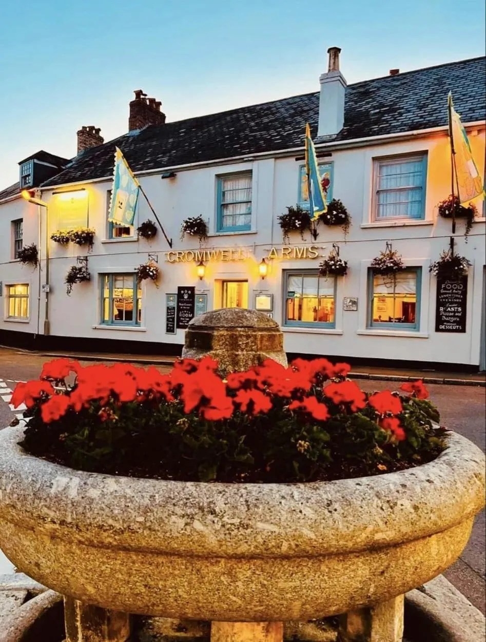 Facade/entrance in The Cromwell Arms Inn