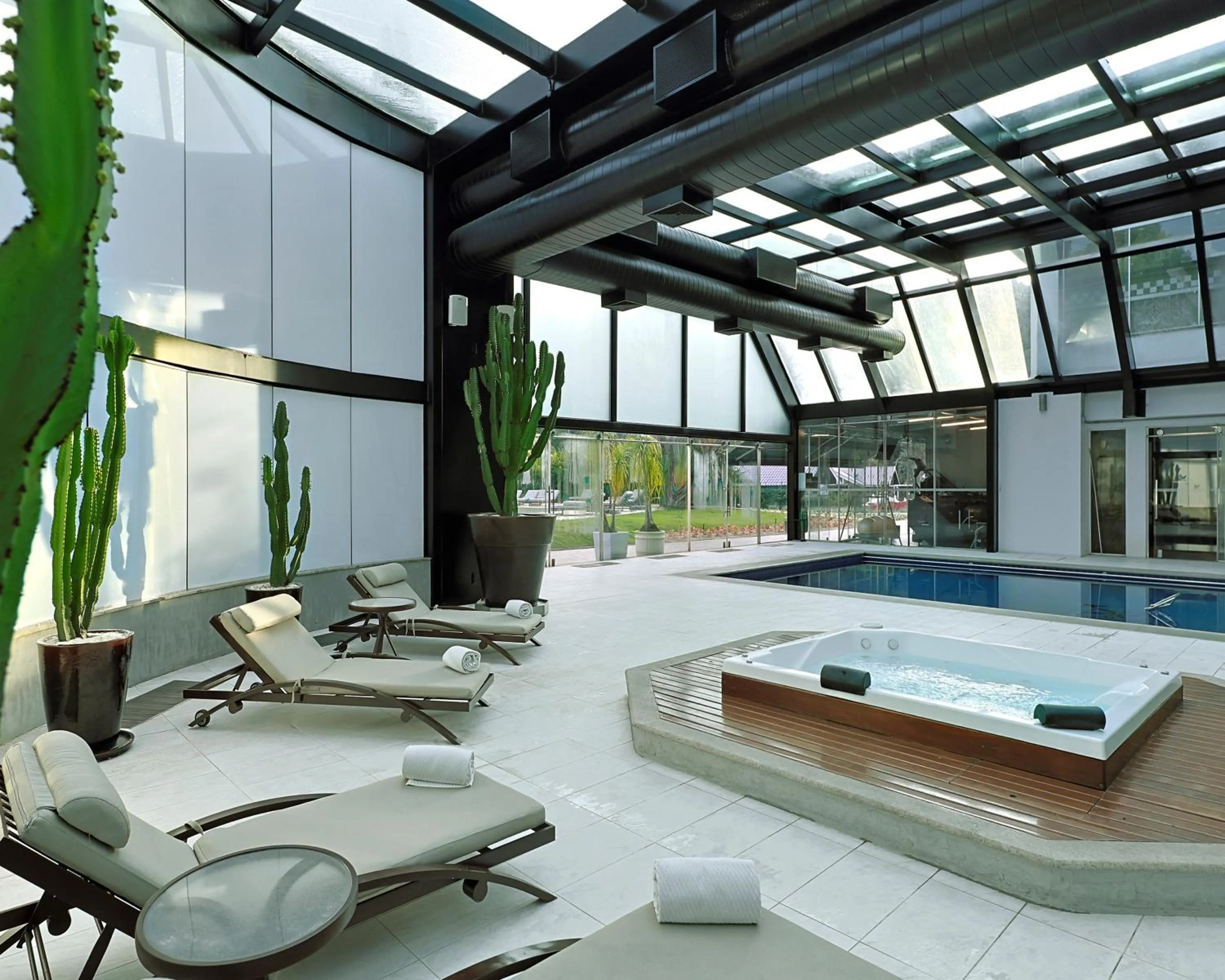 Swimming pool in Unique Garden