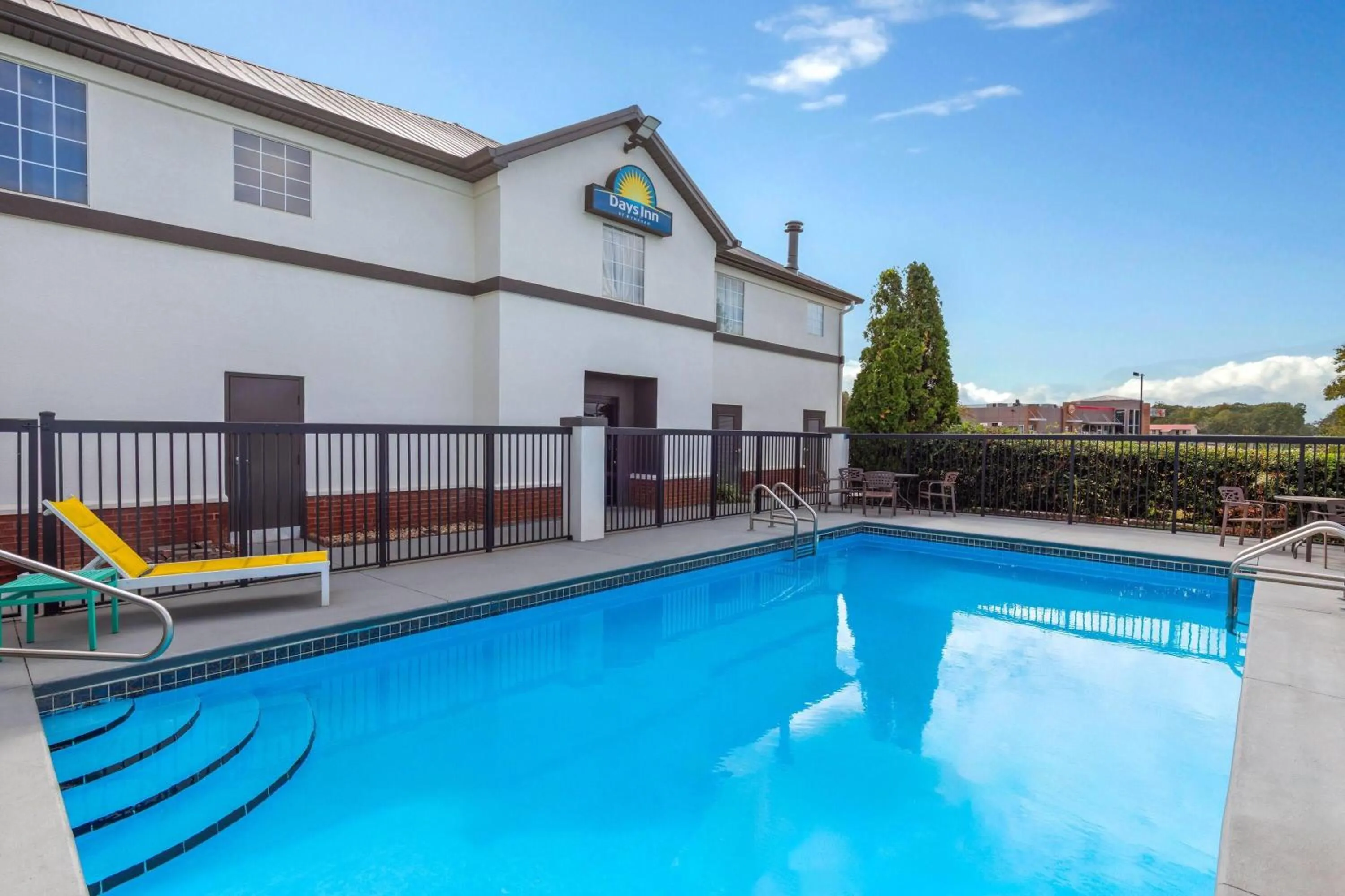 Swimming pool in Days Inn by Wyndham Lincoln