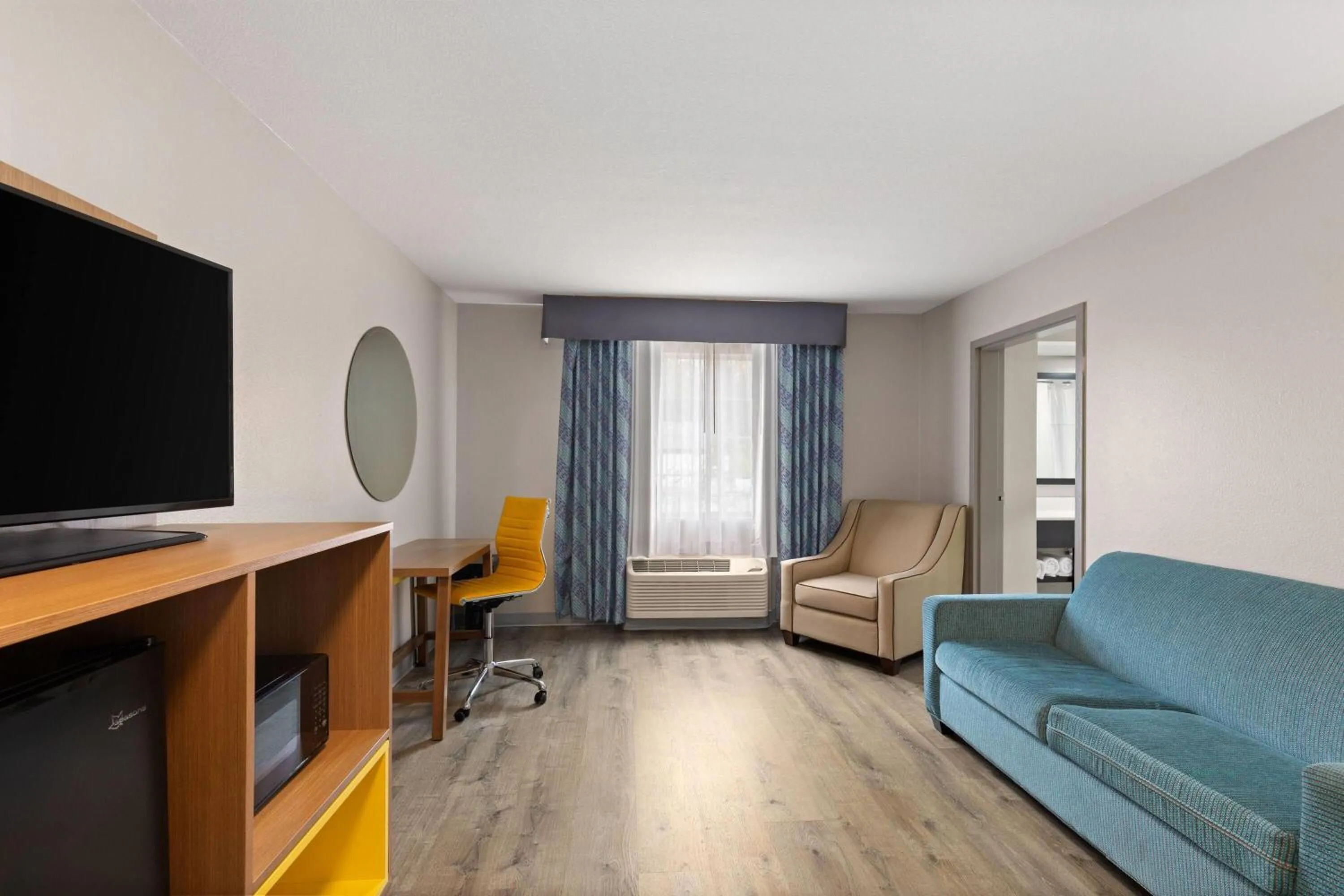 Photo of the whole room in Days Inn by Wyndham Lincoln