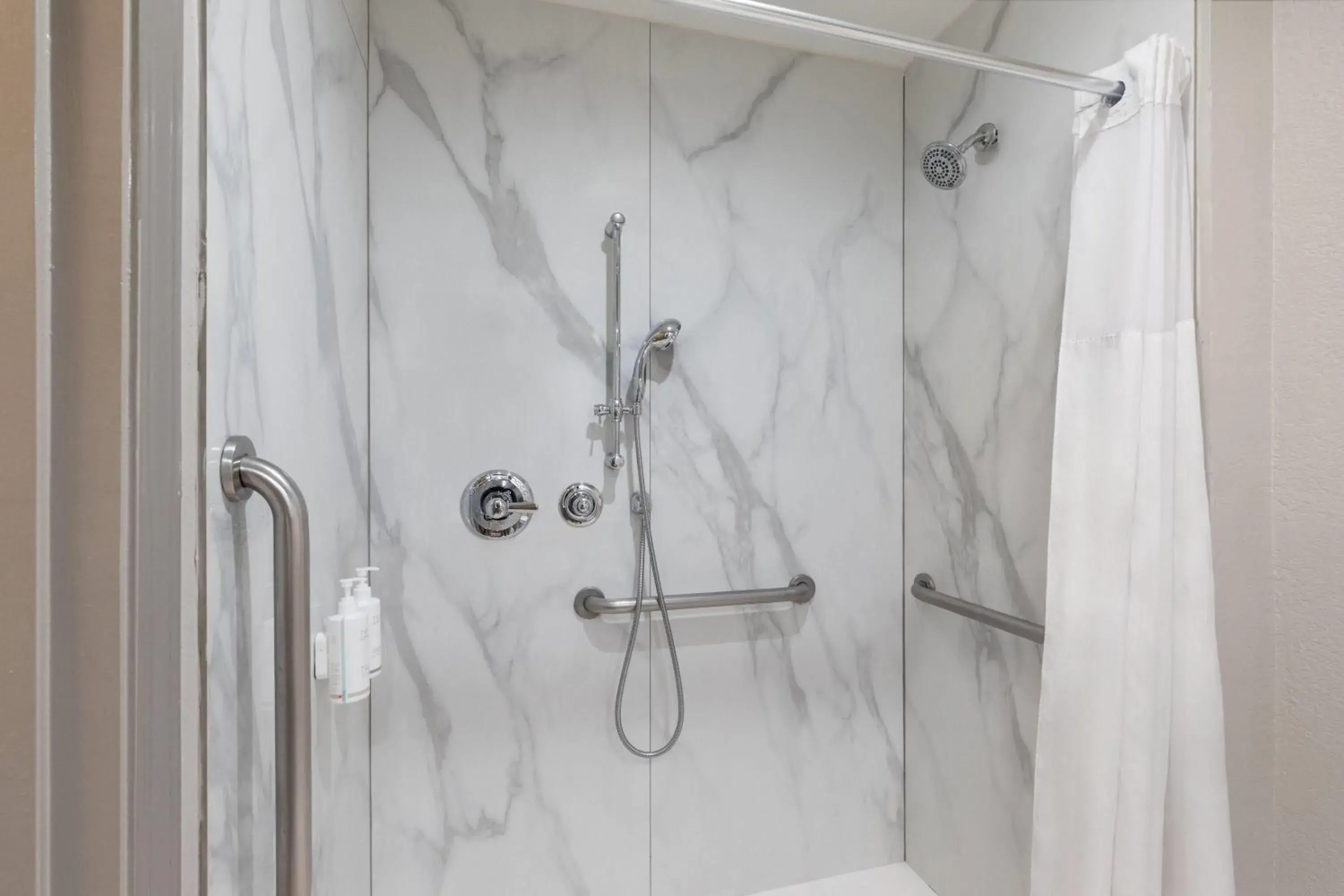 King Room - Disability Access/Non-Smoking in Days Inn by Wyndham Lincoln King Room - Disability Access/Non-Smoking in Days Inn by Wyndham Lincoln