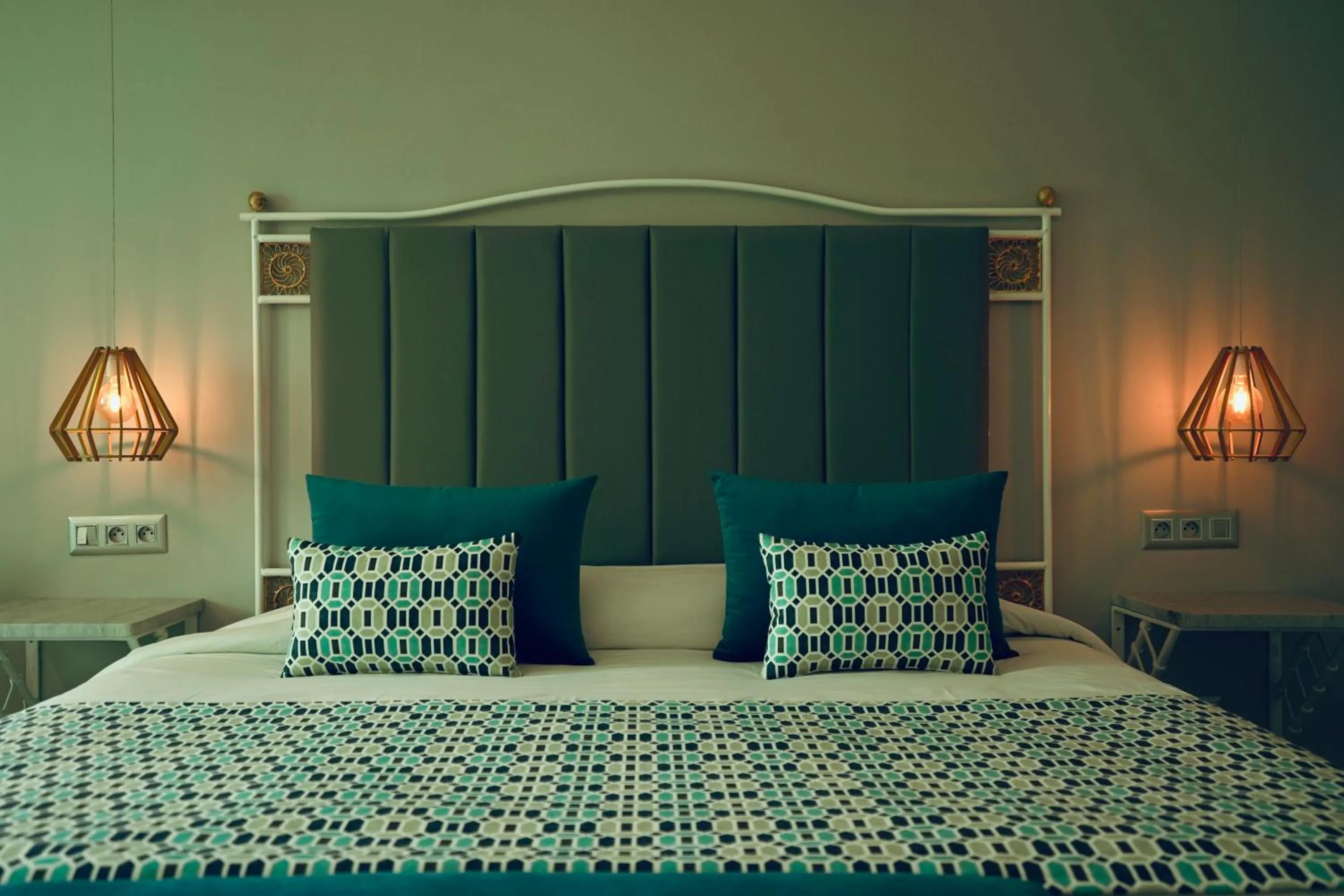 Bed in Suites Hôtel Les Charmilles & Spa