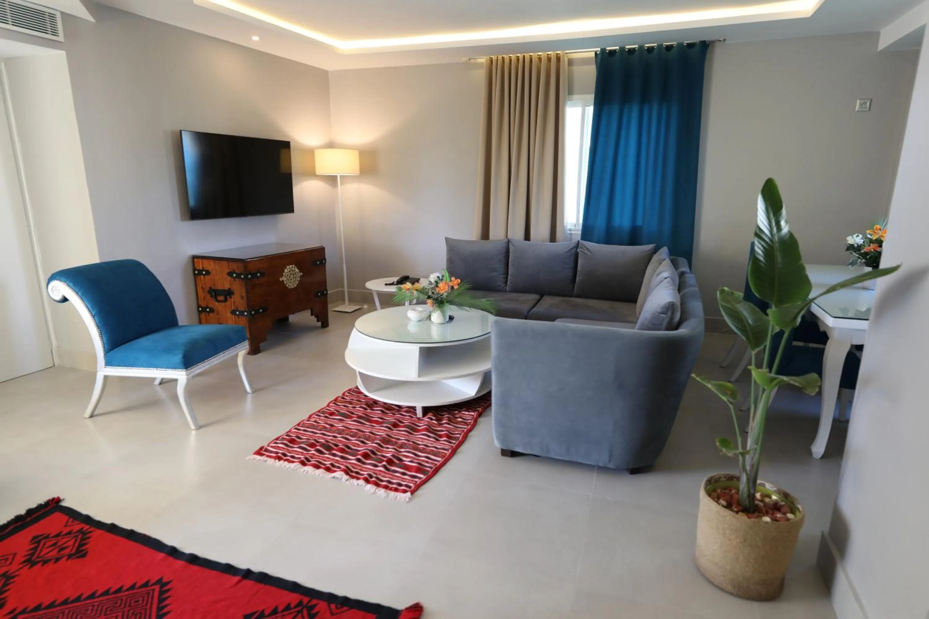 Patio in Suites Hôtel Les Charmilles & Spa