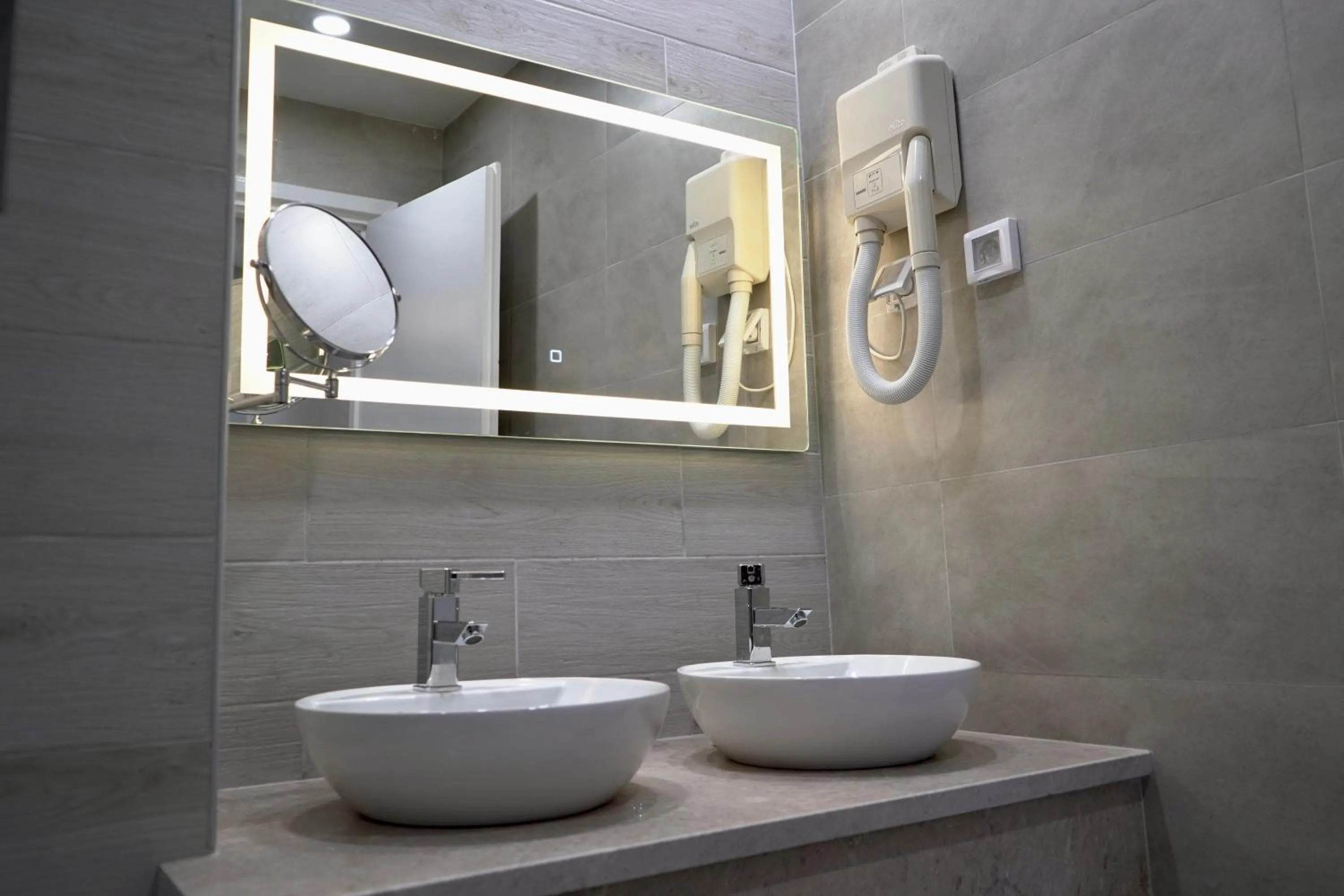 Bathroom in Suites Hôtel Les Charmilles & Spa