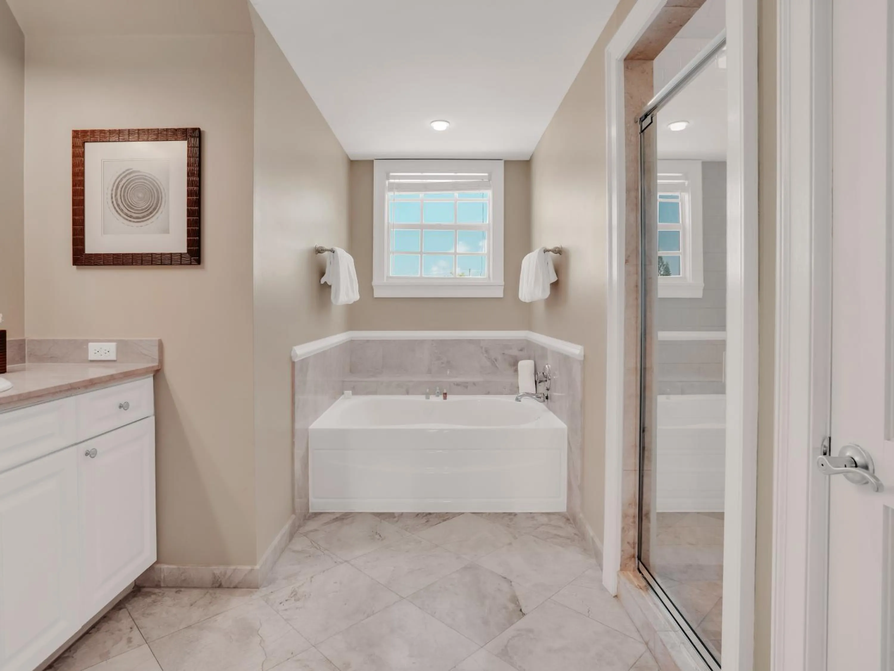 Bathroom, Bed in Valentines Resort & Marina