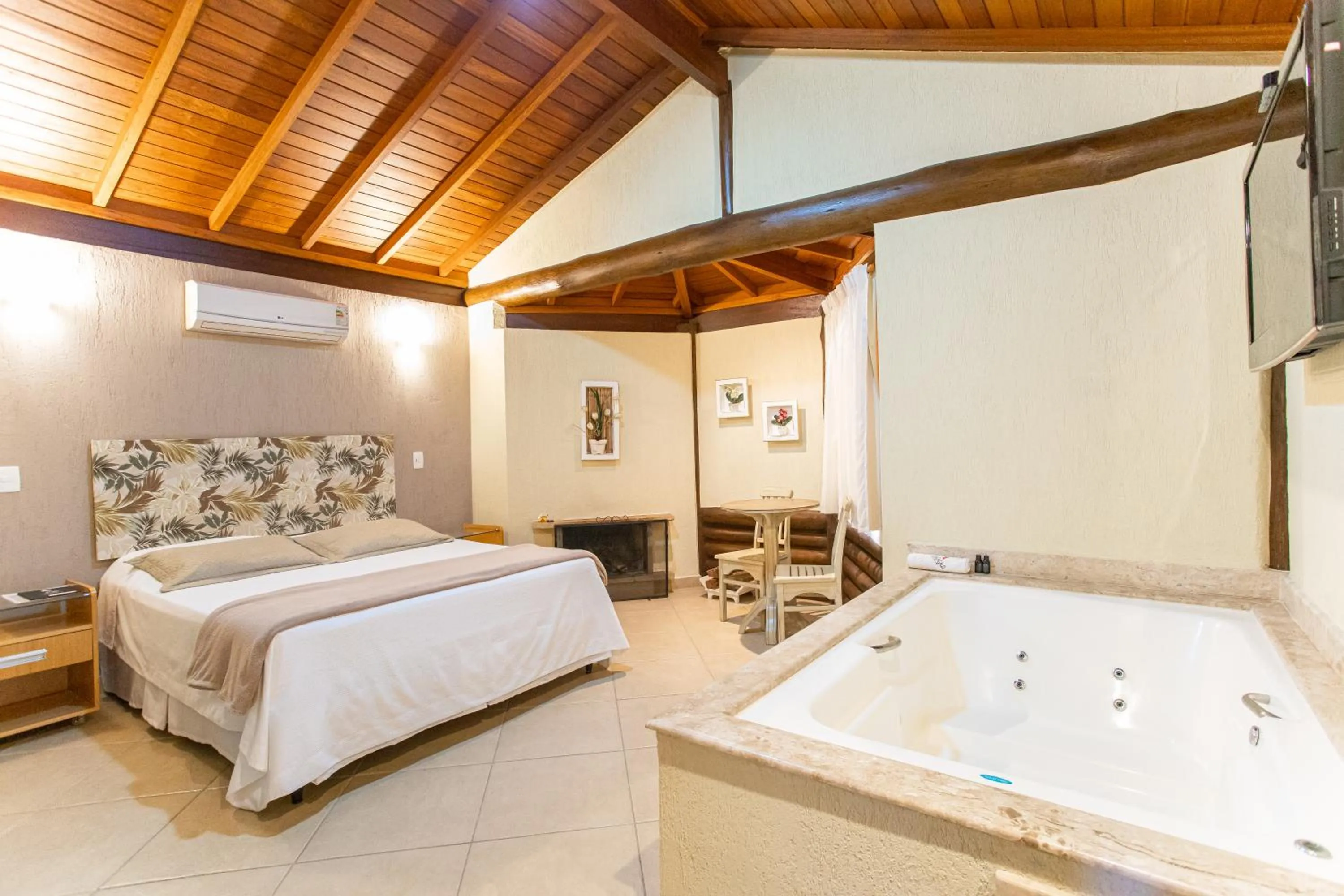 Photo of the whole room, Bed in Pousada Cantagalo