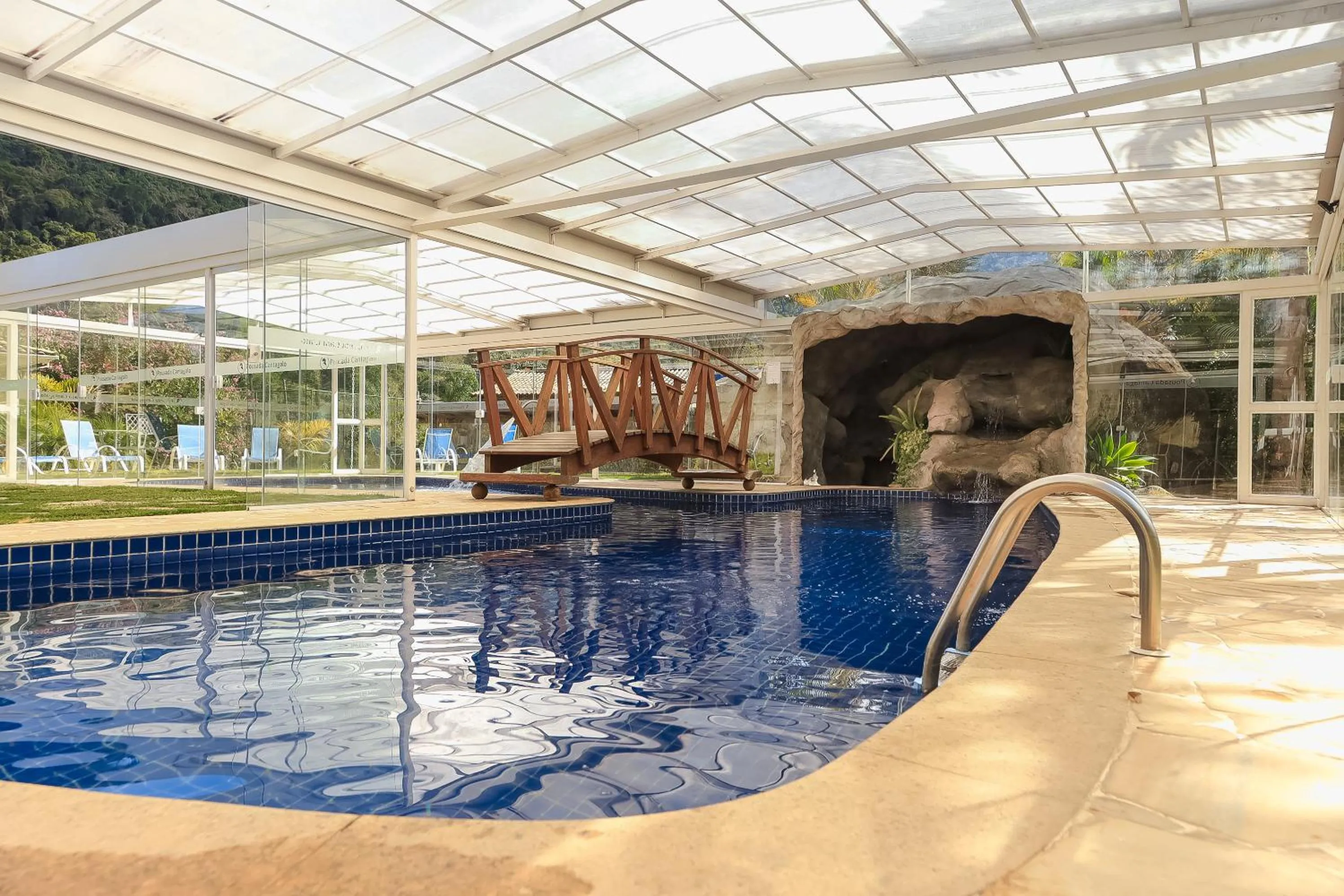 Swimming pool in Pousada Cantagalo