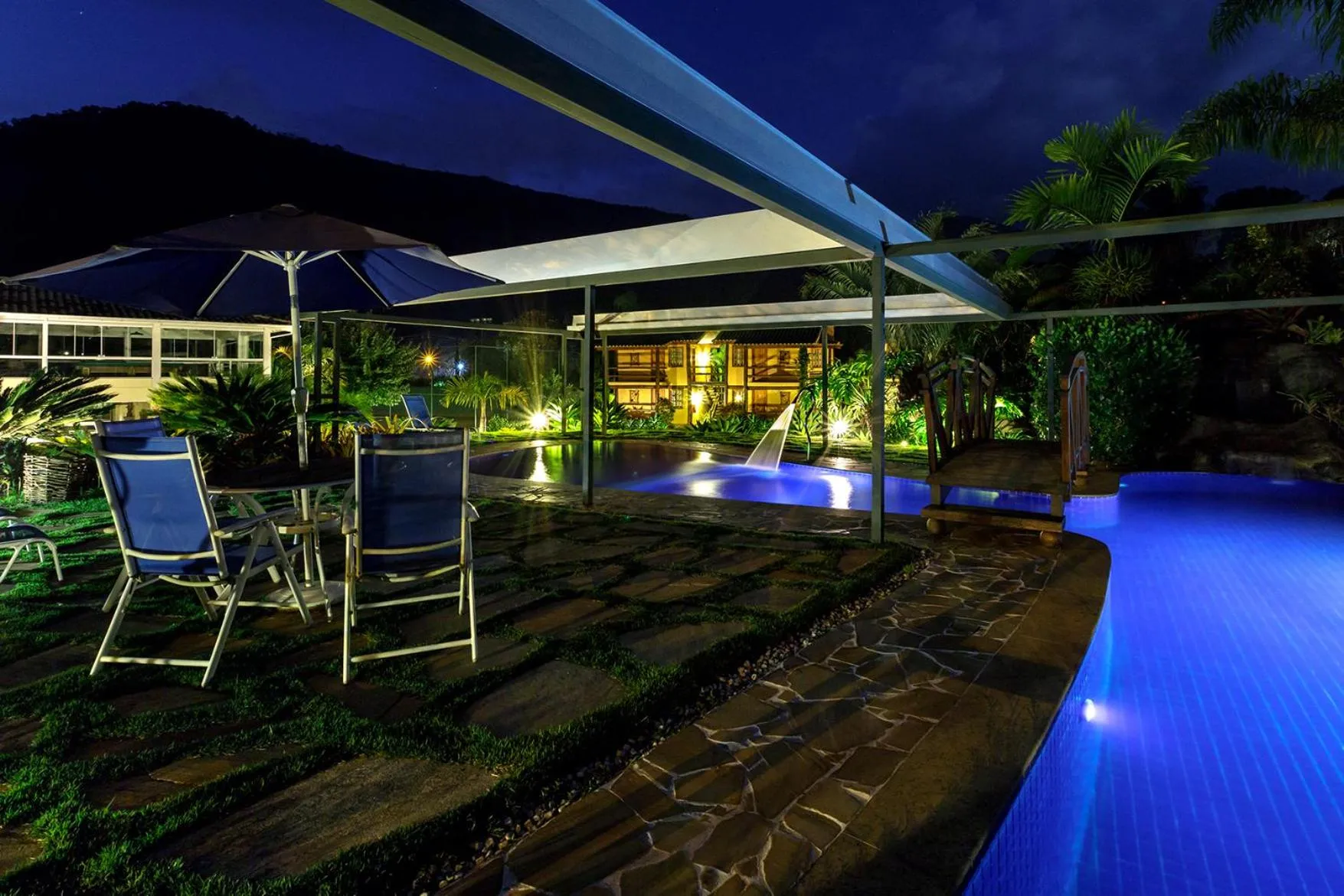 Swimming pool in Pousada Cantagalo