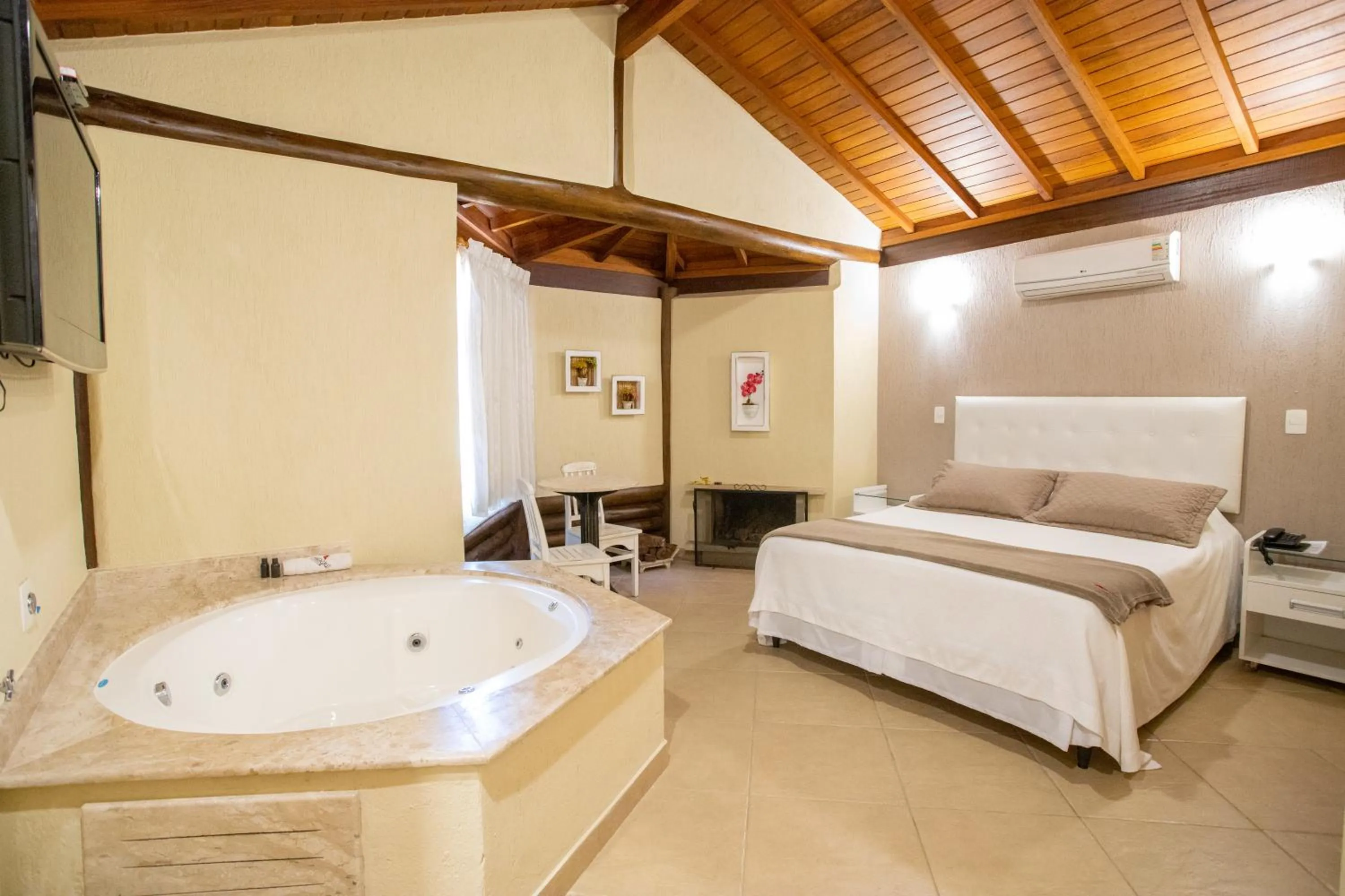 Bathroom, Bed in Pousada Cantagalo
