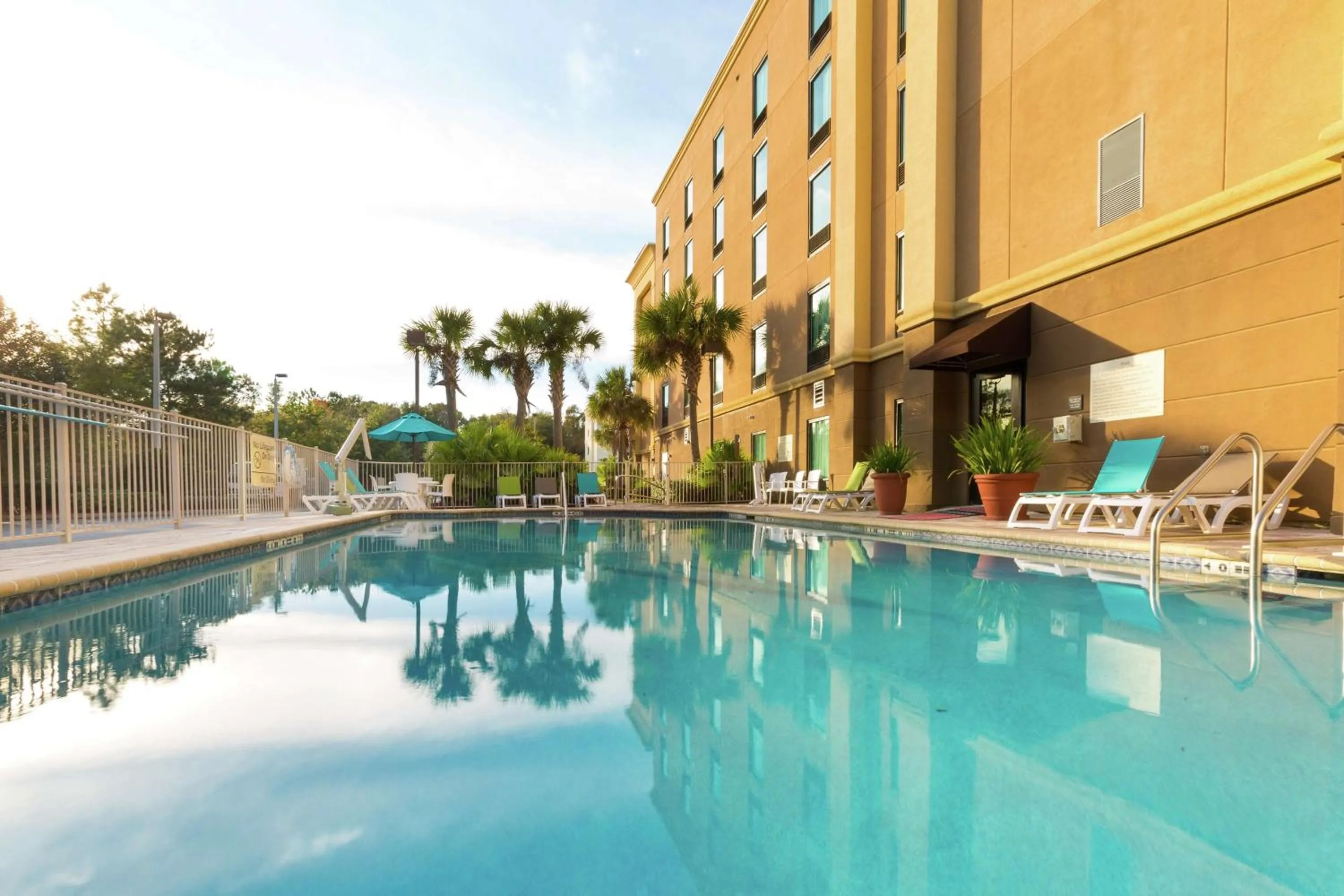 Pool view in Hampton Inn & Suites Jacksonville-Airport