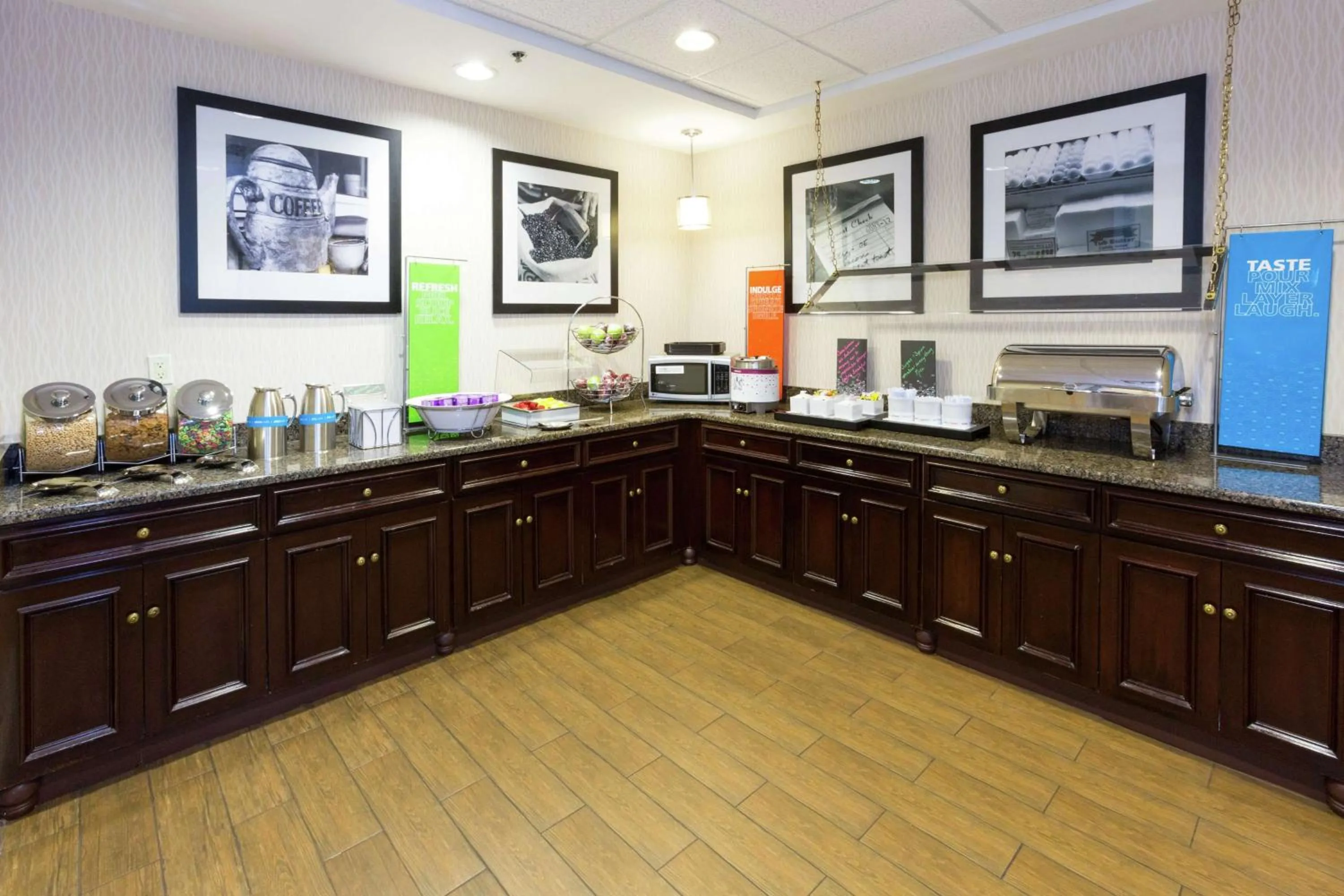 Breakfast in Hampton Inn & Suites Jacksonville-Airport