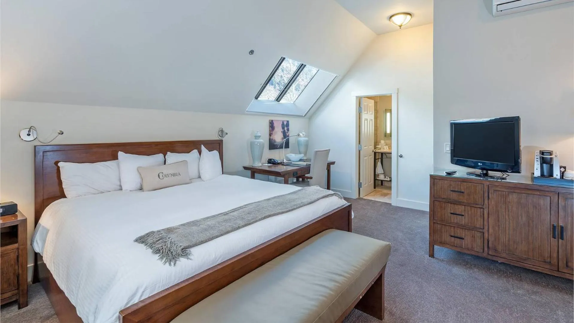 Bed in Hotel Columbia