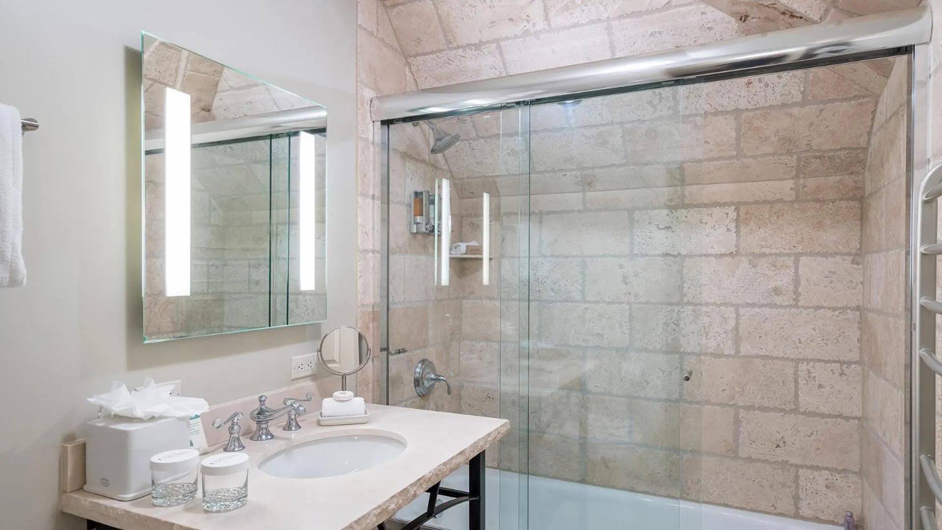 Bathroom in Hotel Columbia