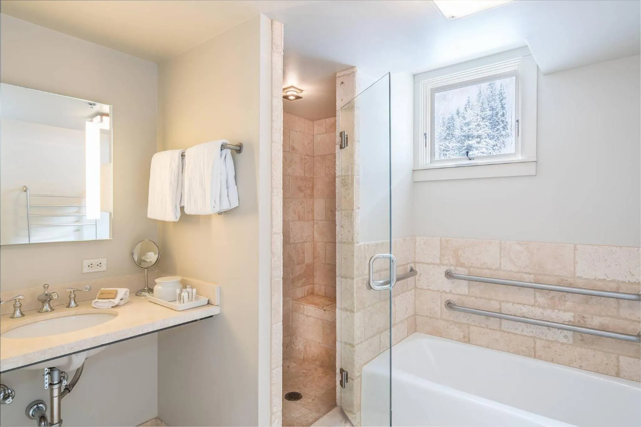 Shower in Hotel Columbia