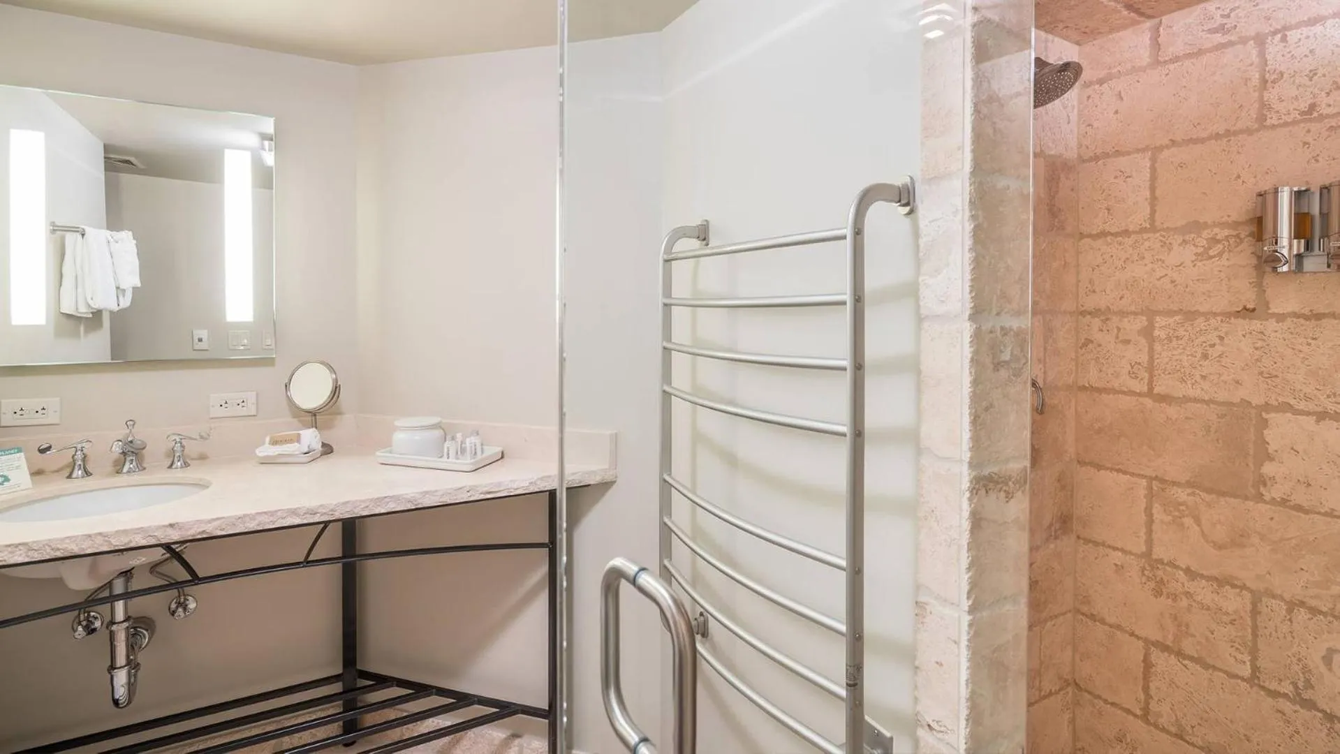 Shower in Hotel Columbia