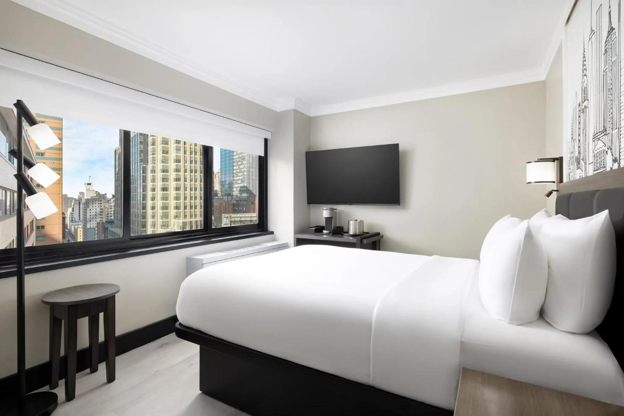 Photo of the whole room, Bed in The Manhattan at Times Square