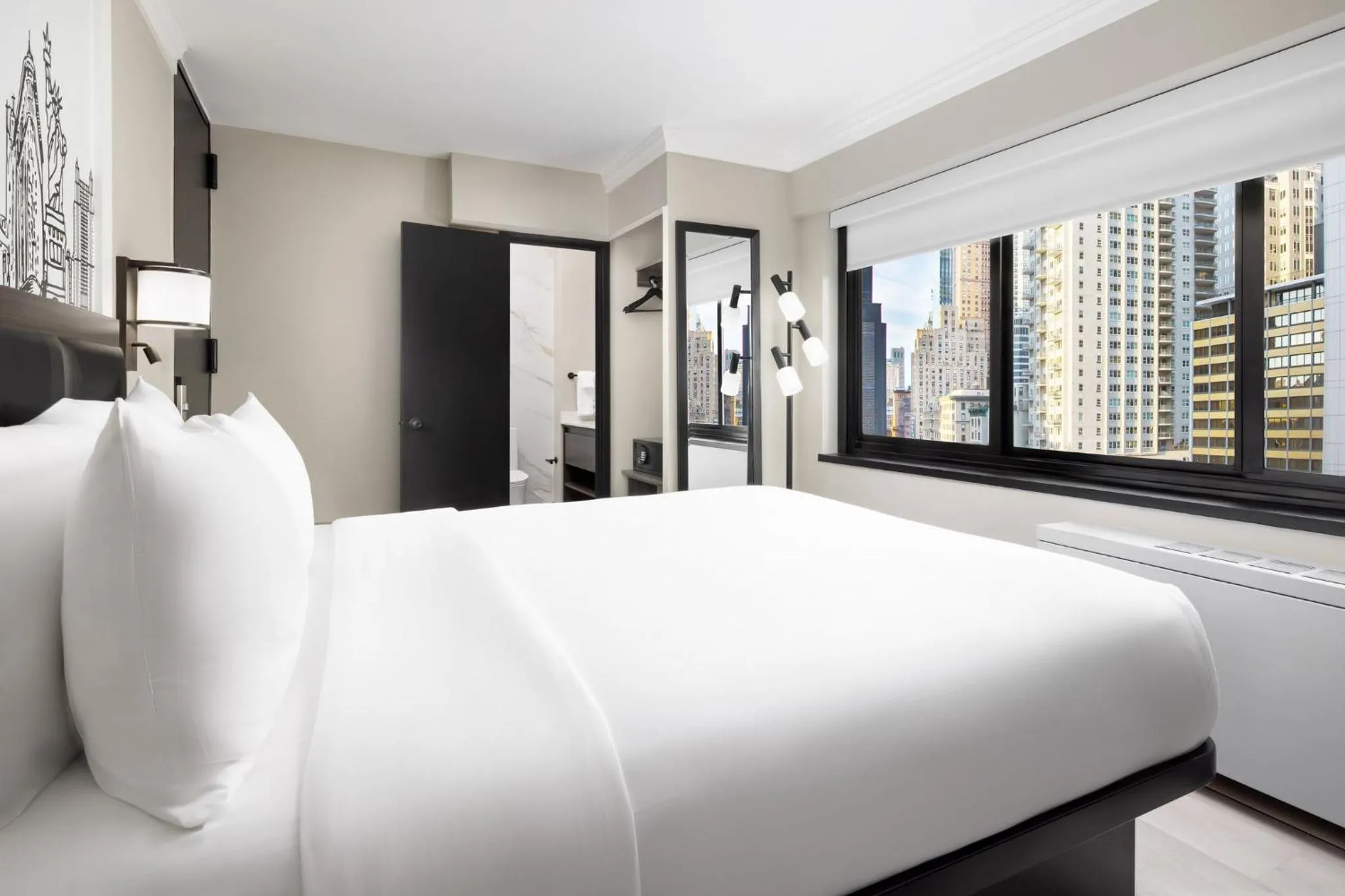 Photo of the whole room, Bed in The Manhattan at Times Square