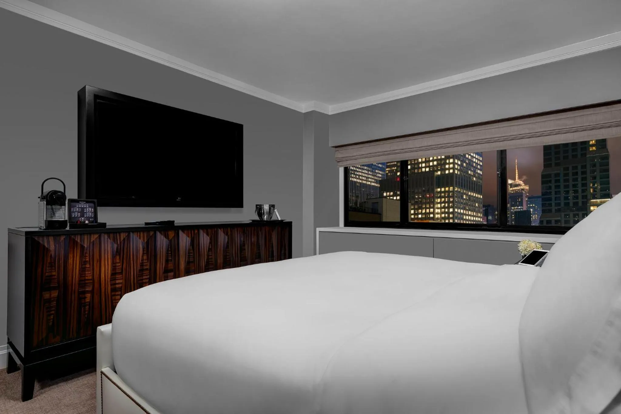 Photo of the whole room, Bed in The Manhattan at Times Square