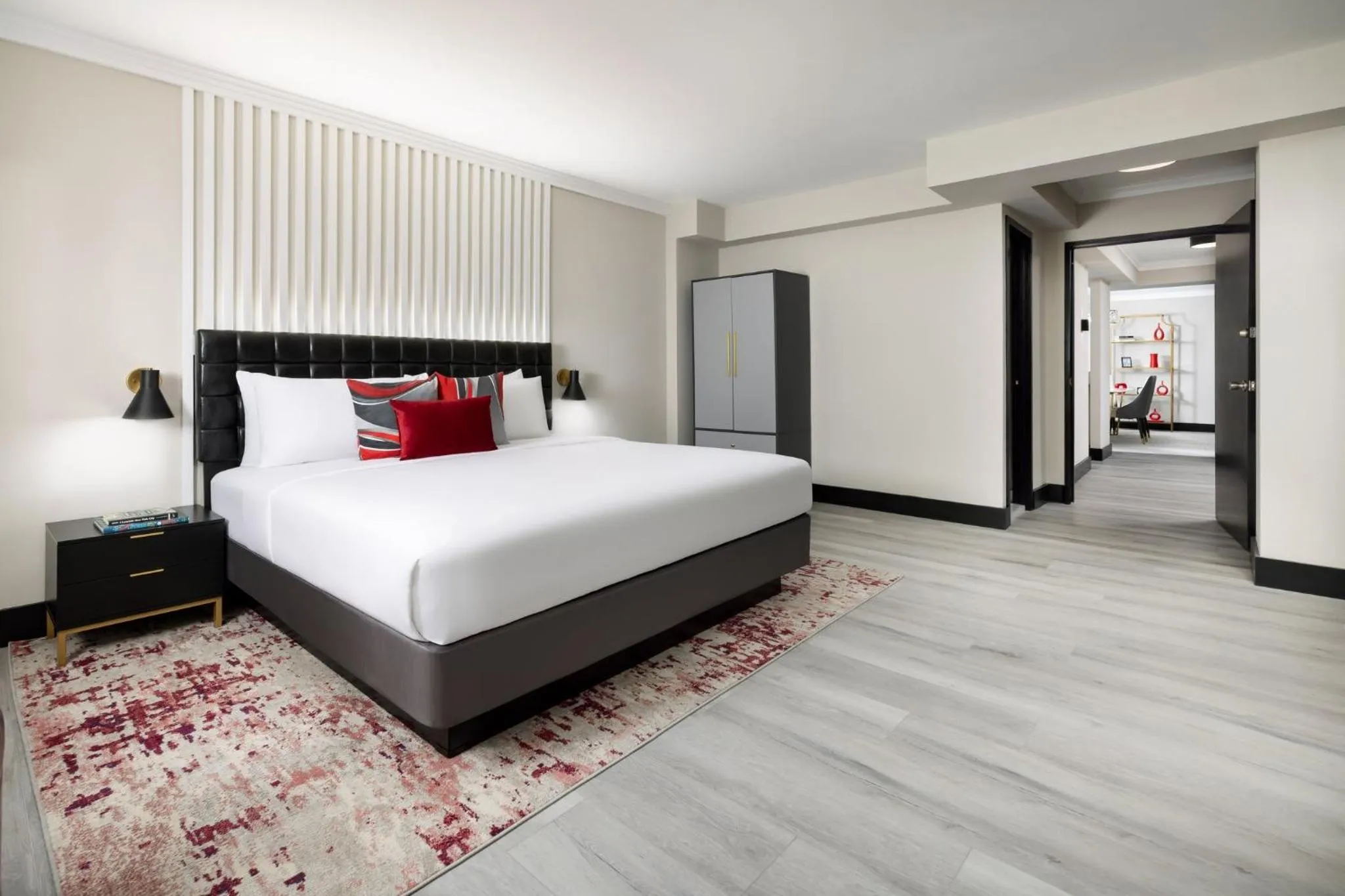 Photo of the whole room, Bed in The Manhattan at Times Square