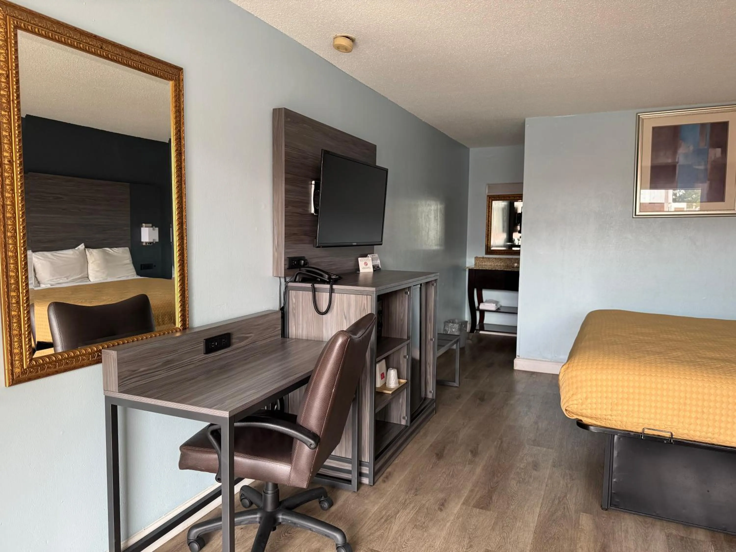 TV and multimedia, Bed in Red Carpet Inn & Suites - Danville