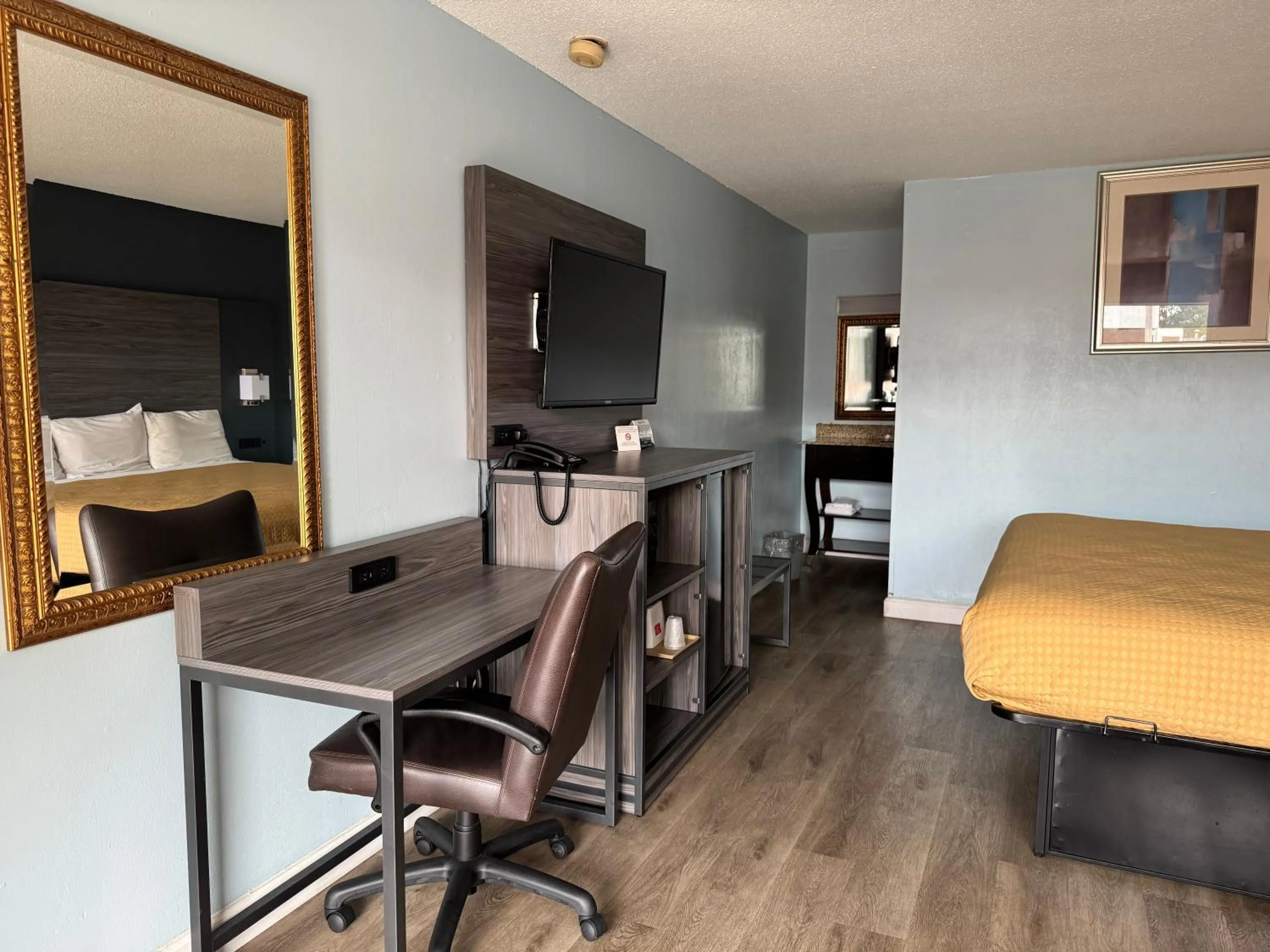 Seating area, Bed in Red Carpet Inn & Suites - Danville