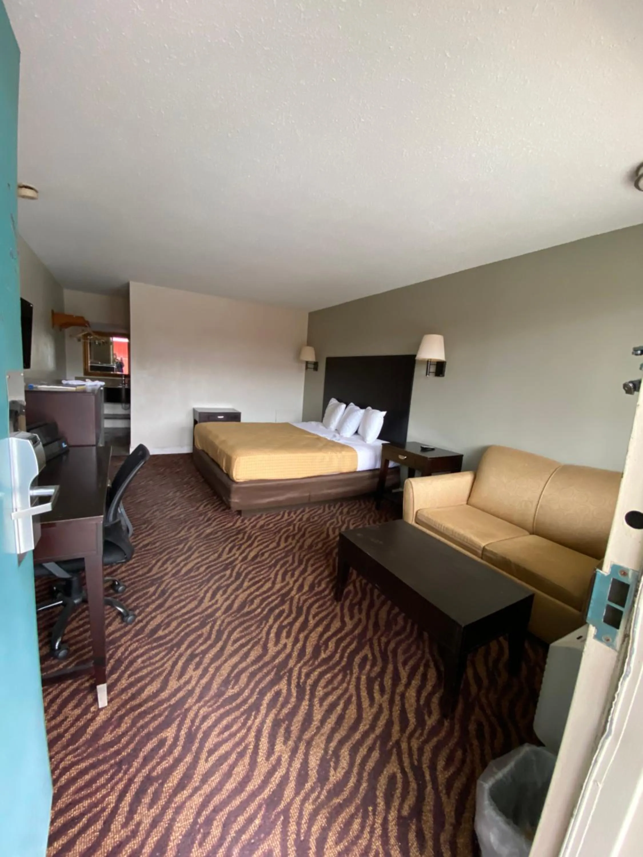 Bed in Red Carpet Inn & Suites - Danville