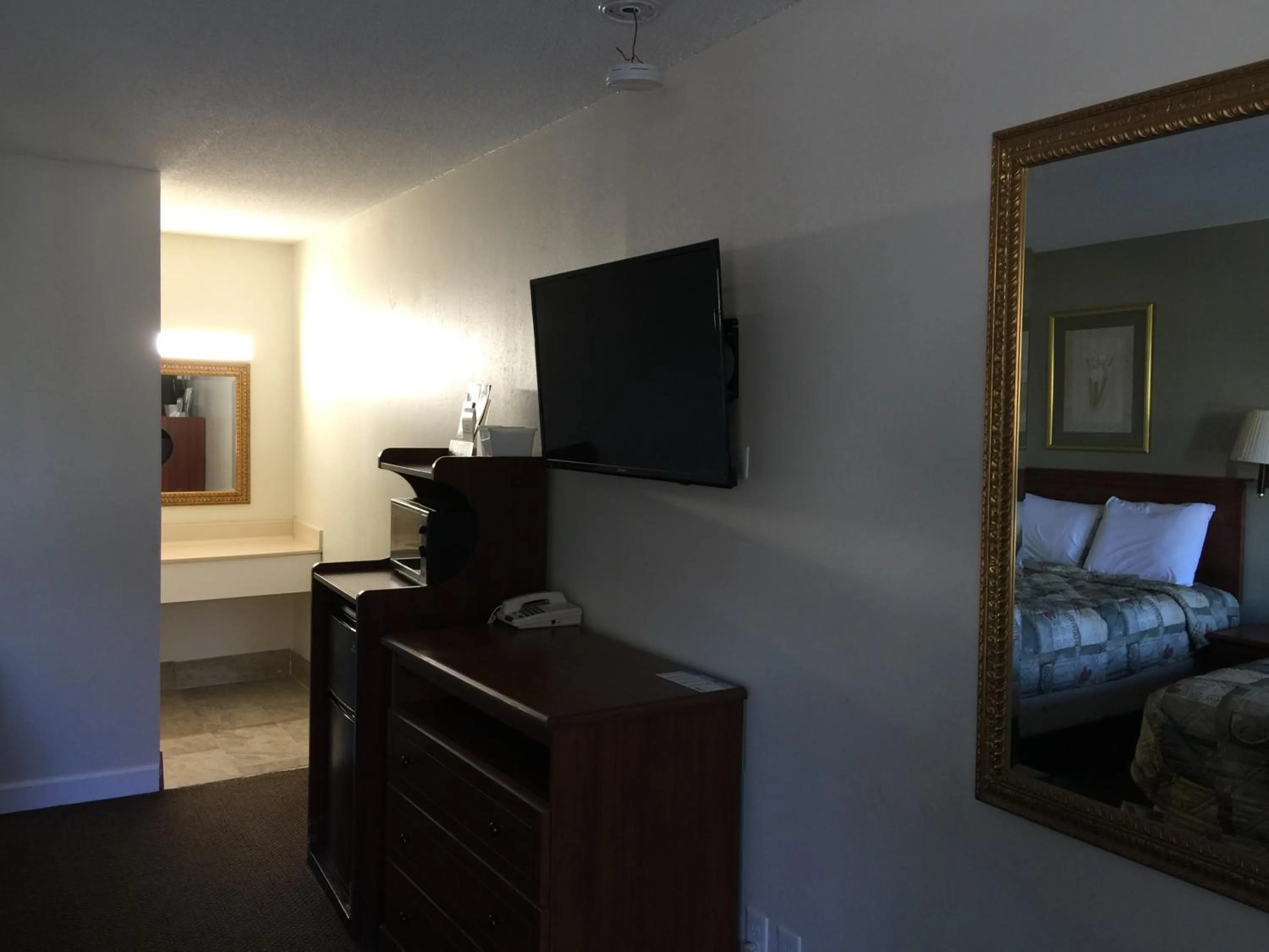 Bed in Red Carpet Inn & Suites - Danville