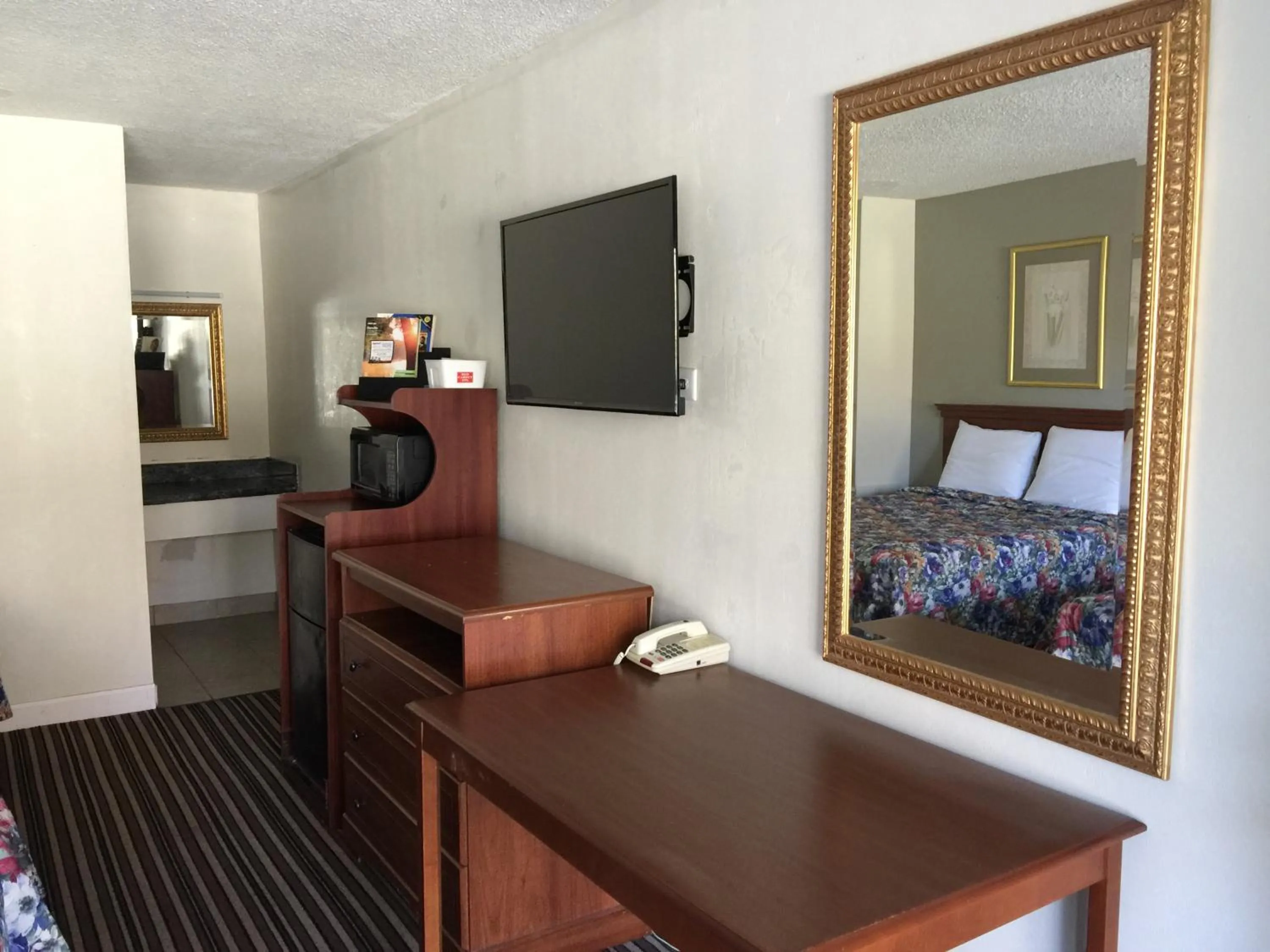 Bed in Red Carpet Inn & Suites - Danville