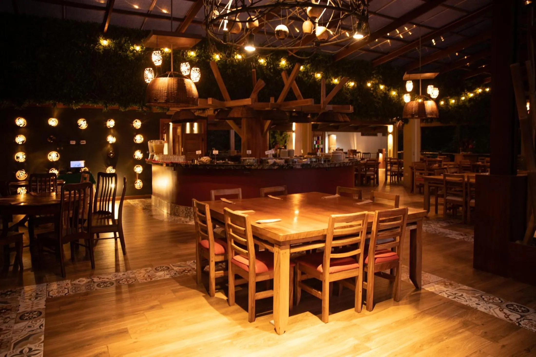 Restaurant/places to eat in Pachira Lodge