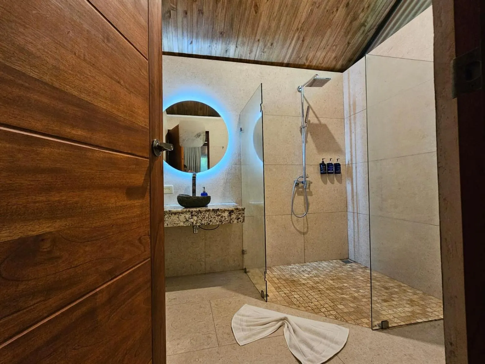 Bathroom in Pachira Lodge