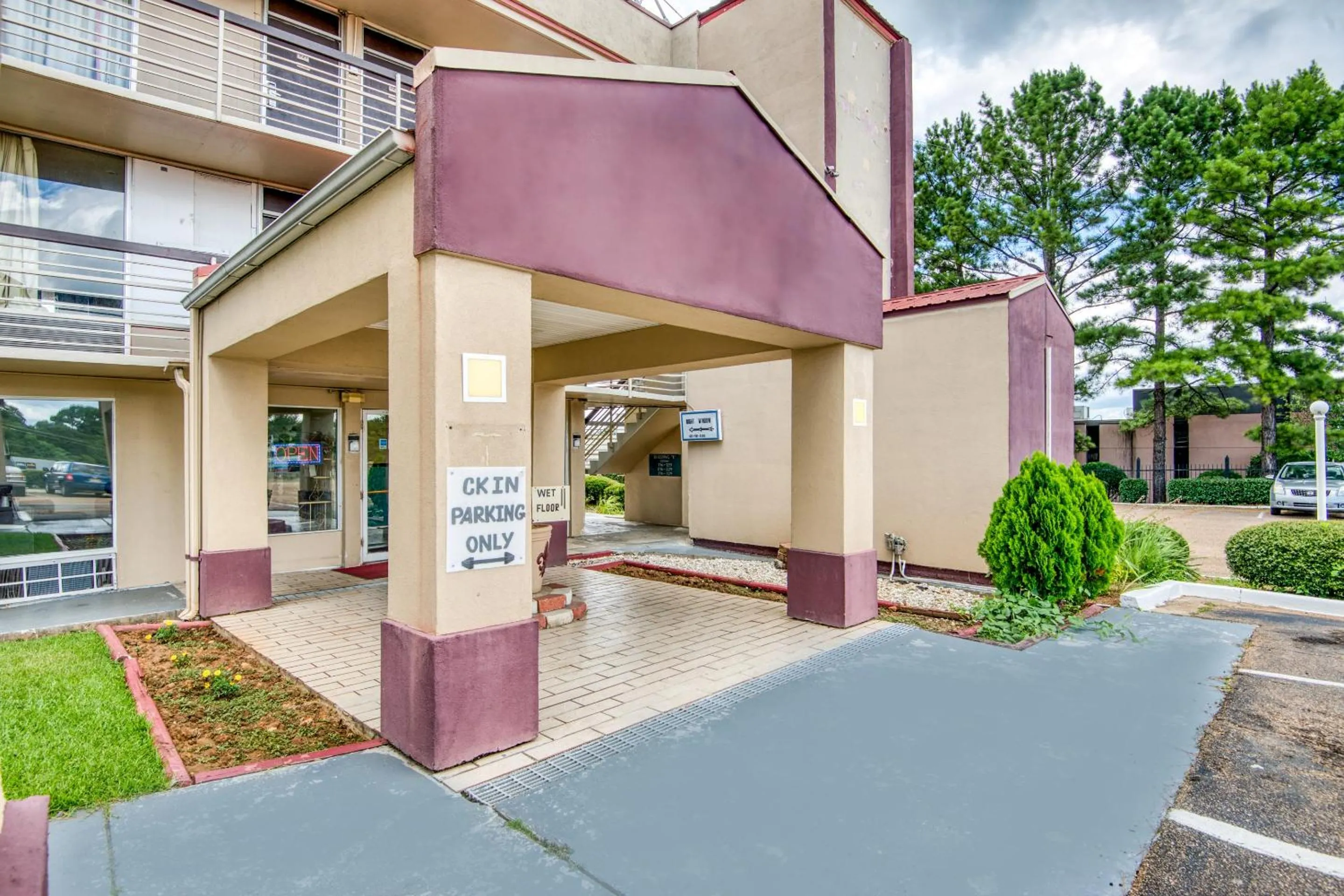 Facade/entrance in OYO Hotel Jackson North I-55