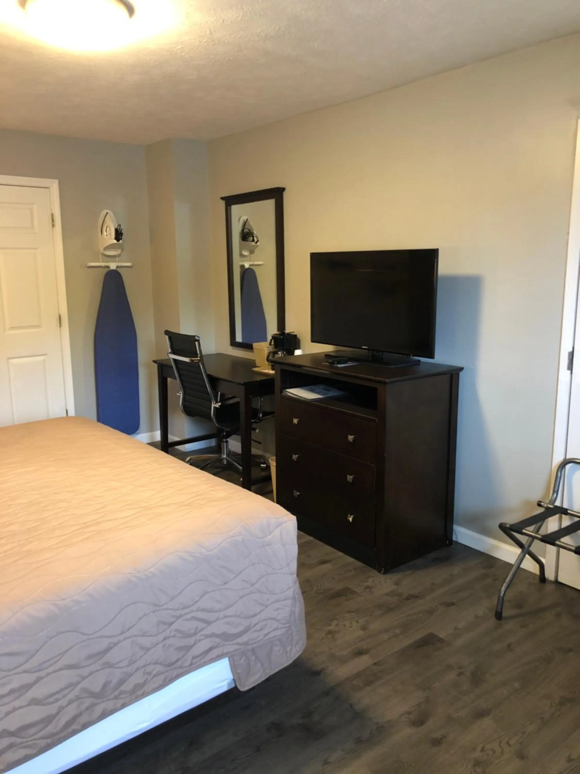 Bed in Deerfield Inn and Suites - Fairview