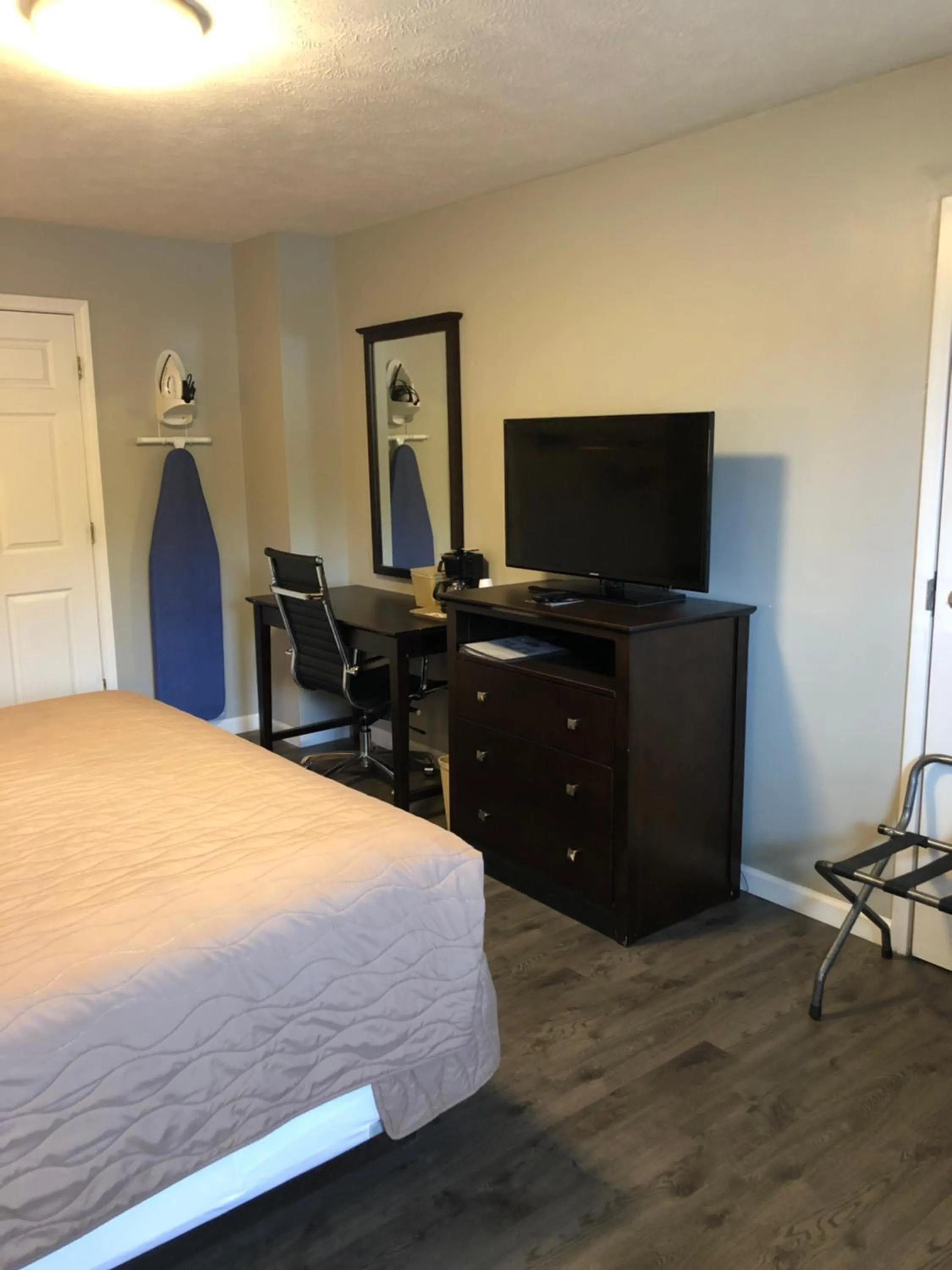 Bed in Deerfield Inn and Suites - Fairview