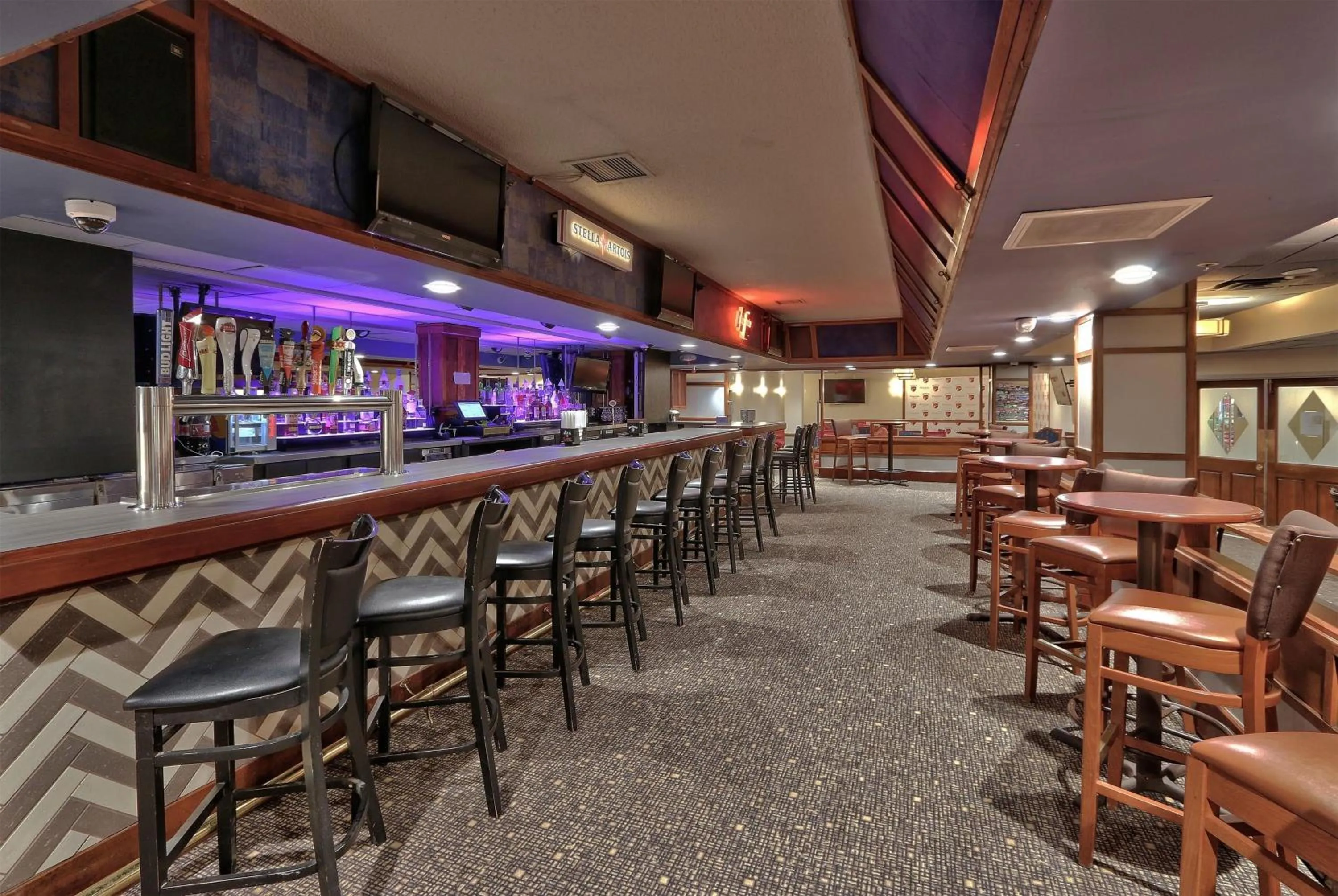 Lounge or bar in Ramada by Wyndham Albuquerque Midtown