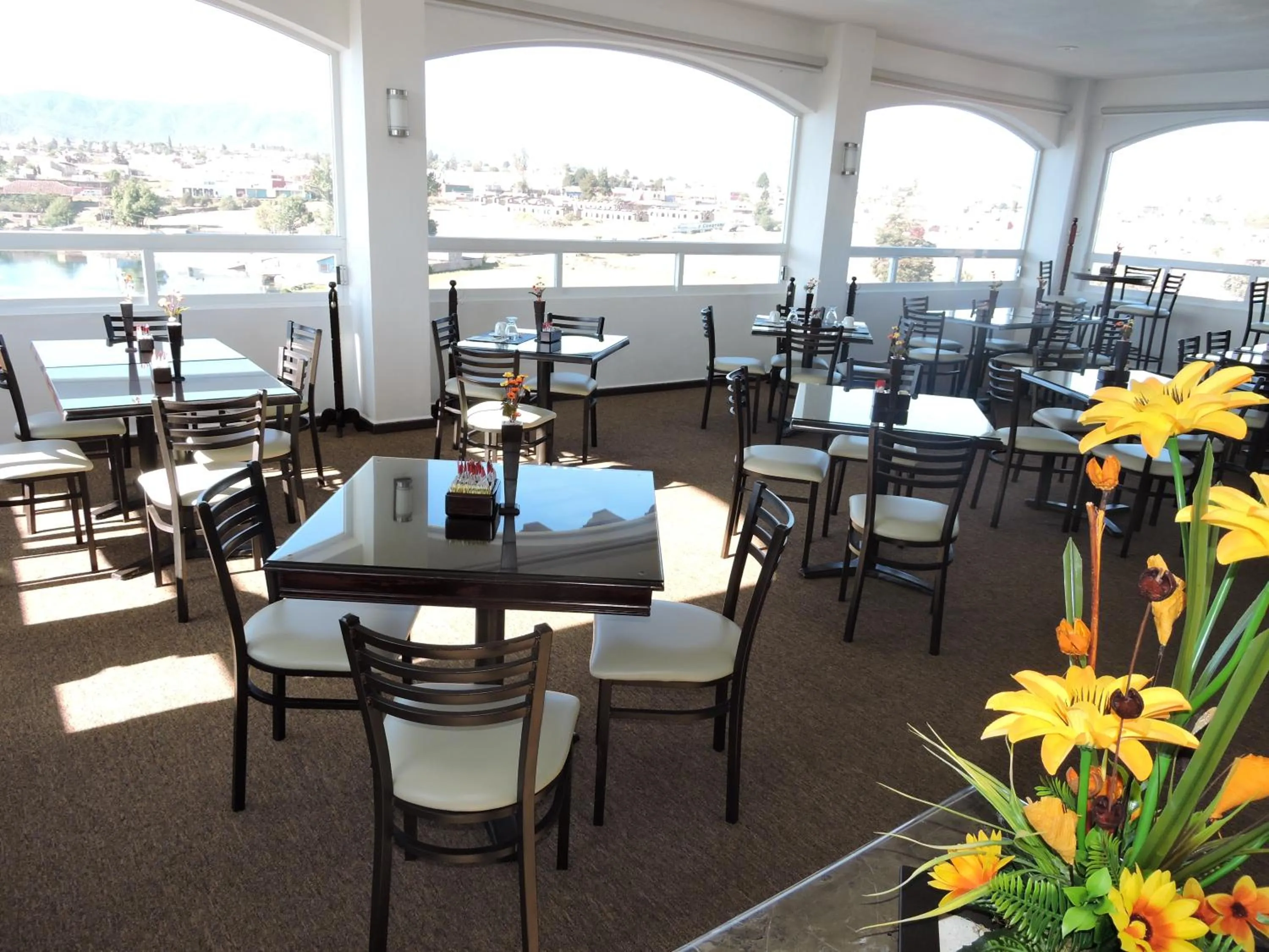 Restaurant/places to eat in Hotel 9 Manantiales