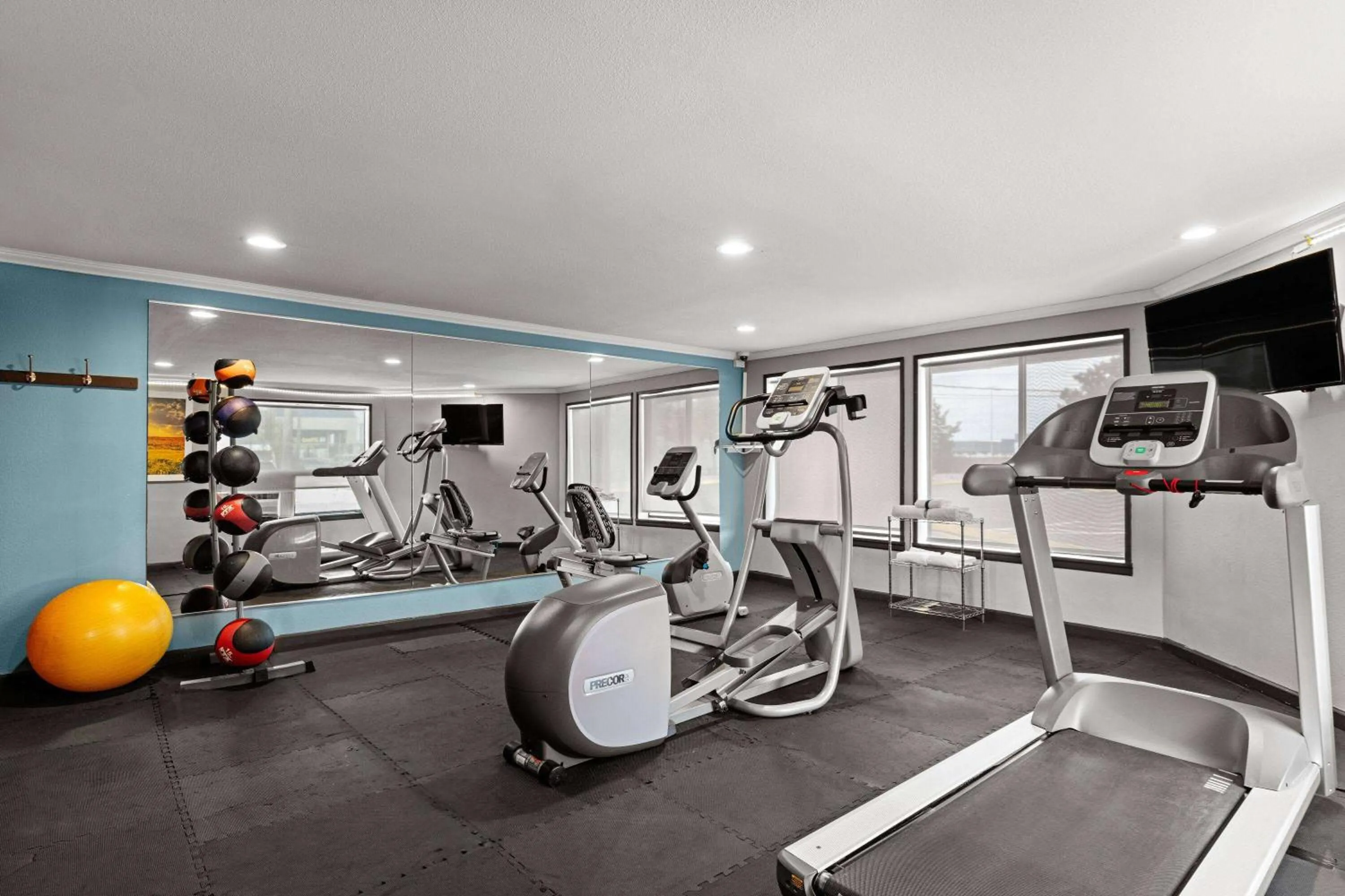 Fitness centre/facilities in Days Inn by Wyndham Lakewood South Tacoma