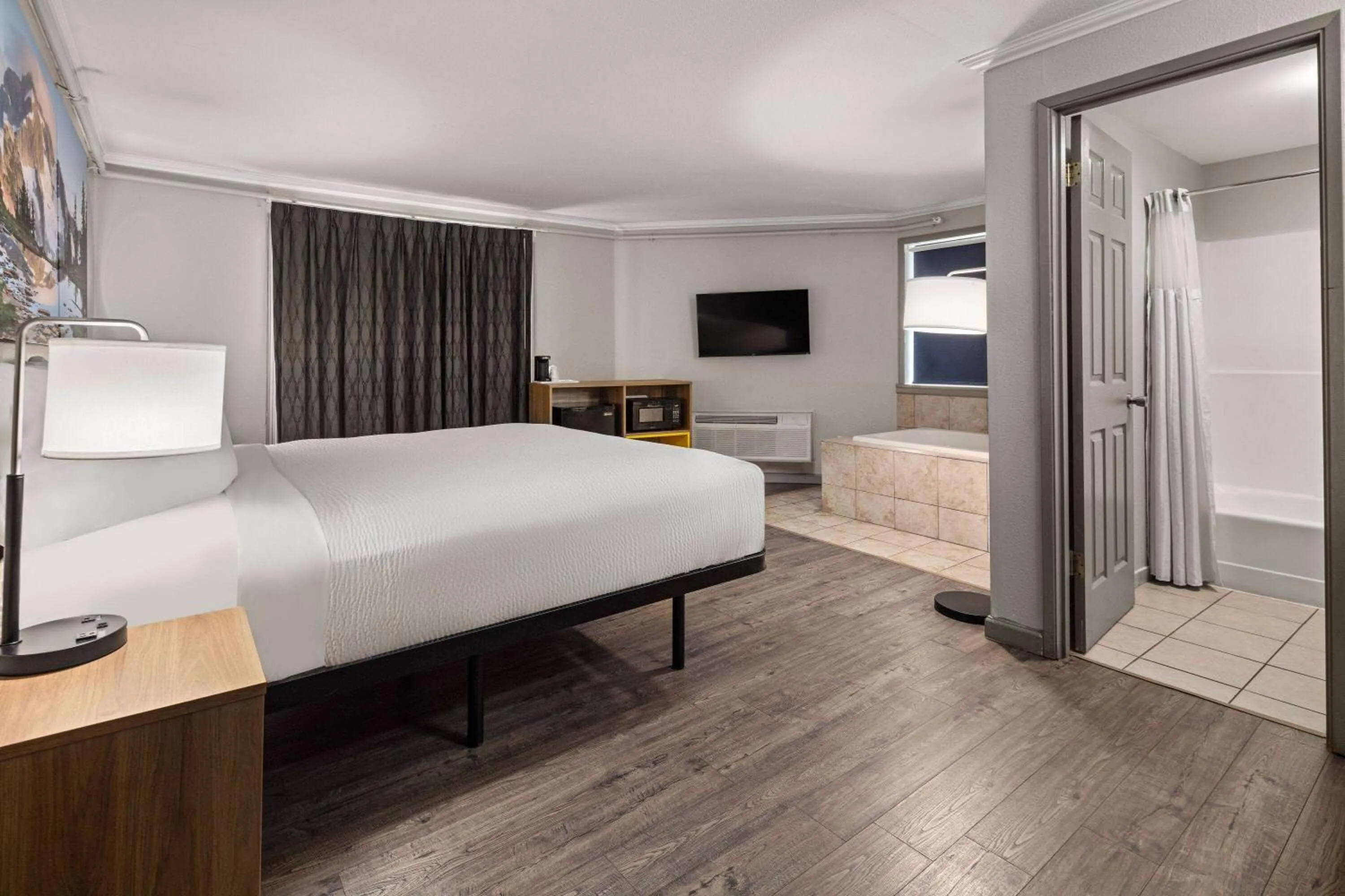 Photo of the whole room, Bed in Days Inn by Wyndham Lakewood South Tacoma