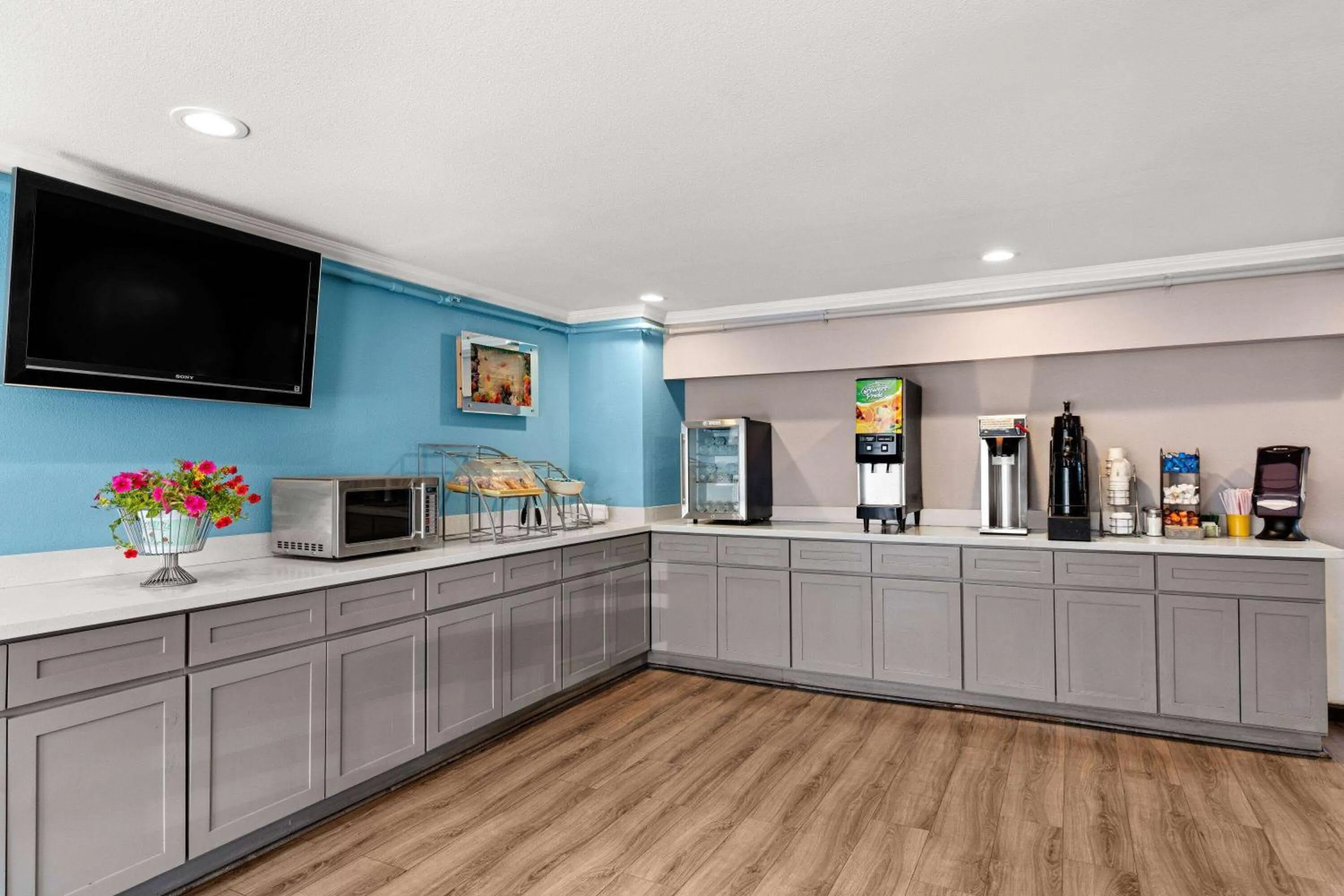 Breakfast in Days Inn by Wyndham Lakewood South Tacoma